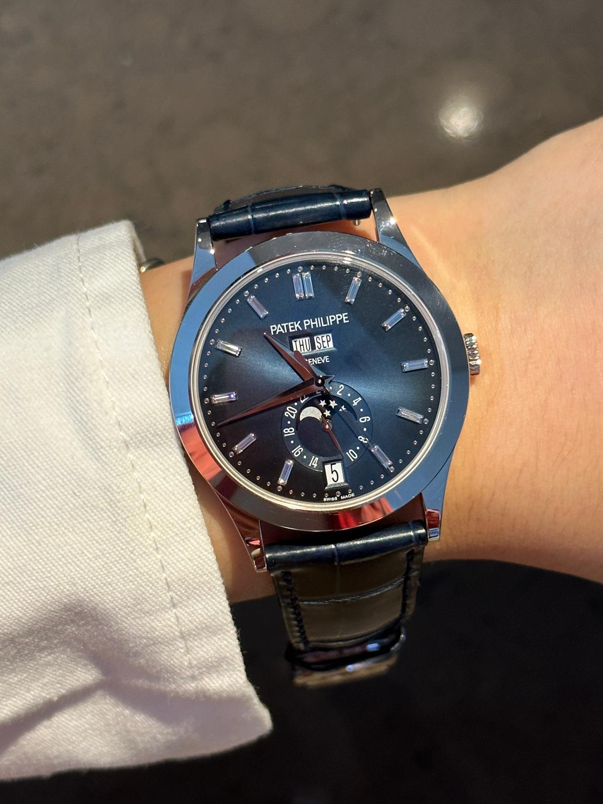 Patek Philippe Jahreskalender 5396G‑017 Weißgold 38,5 mm blaues Zifferblatt