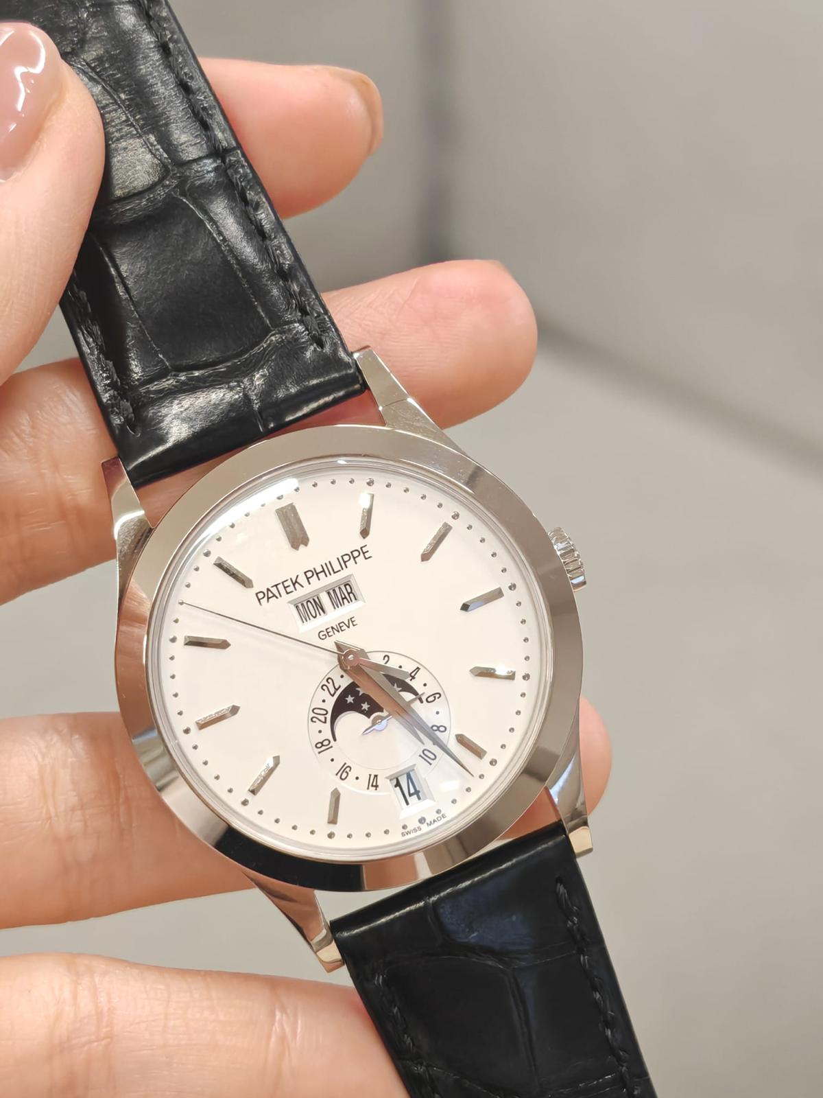 Patek Philippe Jahreskalender 5396G‑011 Weißgold 38,5 mm Silbernes Zifferblatt