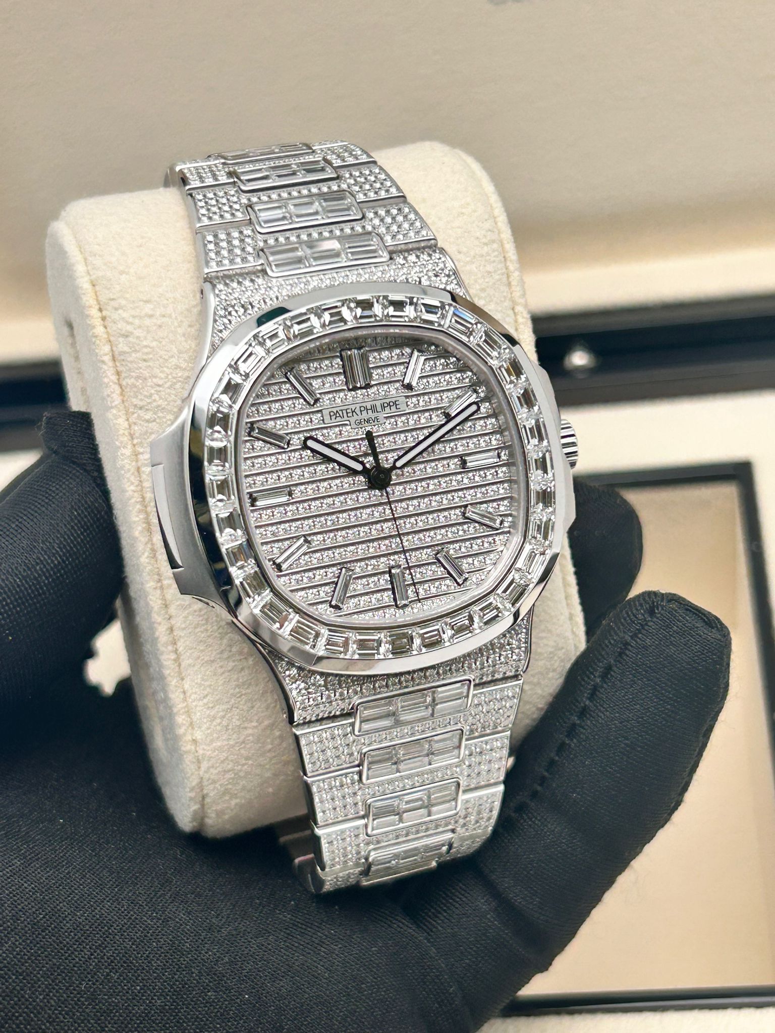 Patek Philippe Nautilus ref. 5811/1460G-001 White Gold