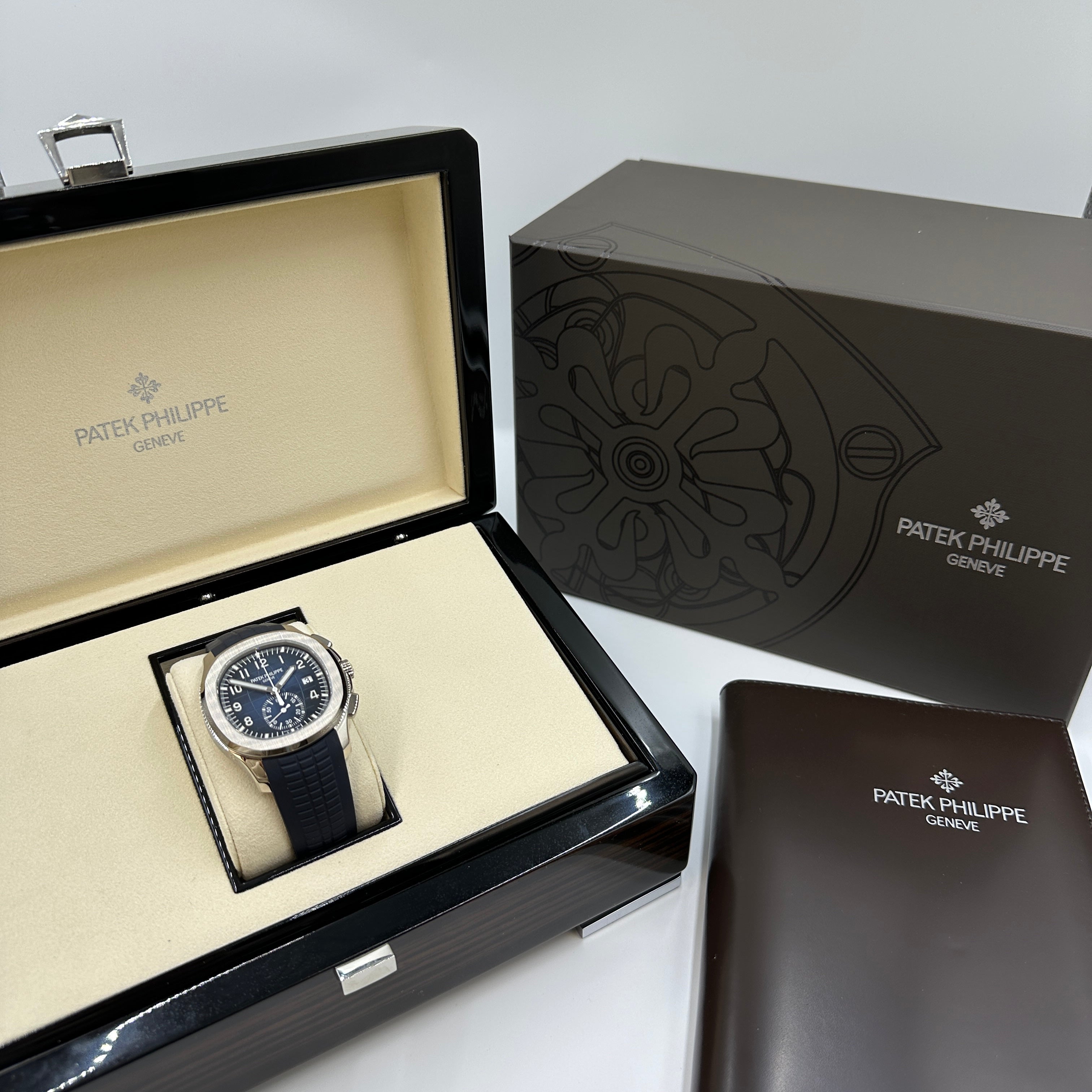 Patek Philippe Aquanaut Chronograph 5968G‑001 Weißgold 42,2 mm Khaki-Zifferblatt