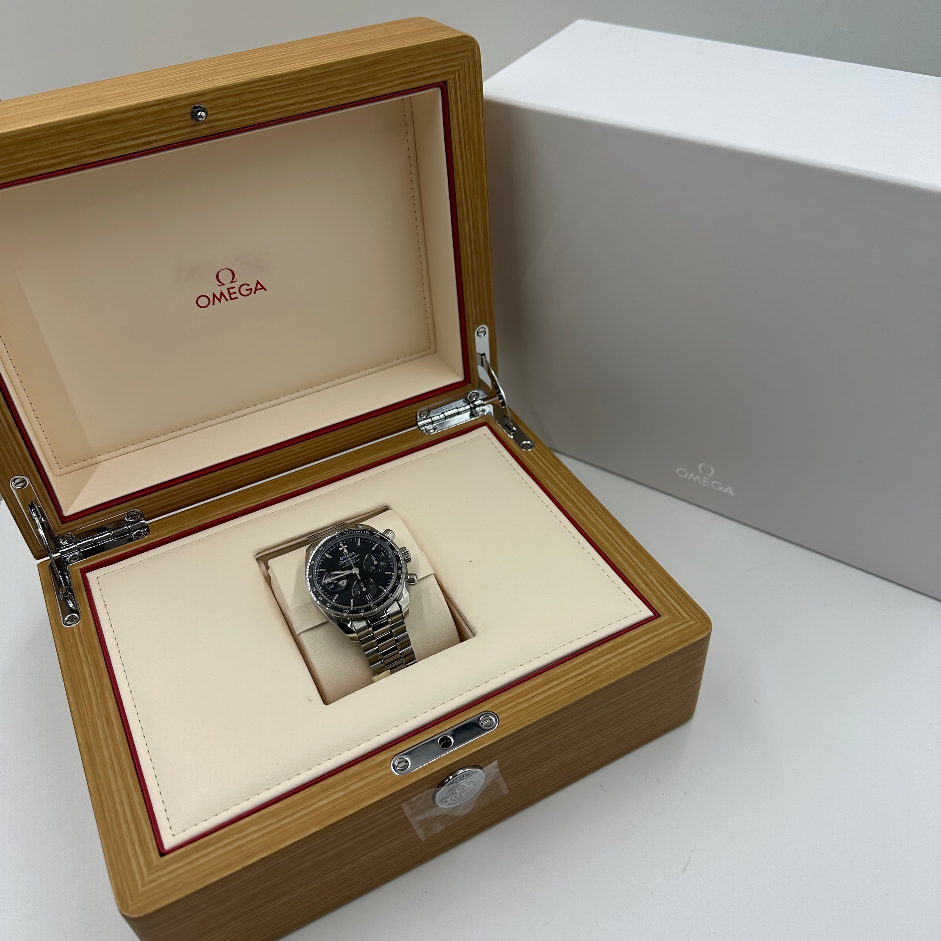 Omega Speedmaster 38 324.30.38.50.01.001