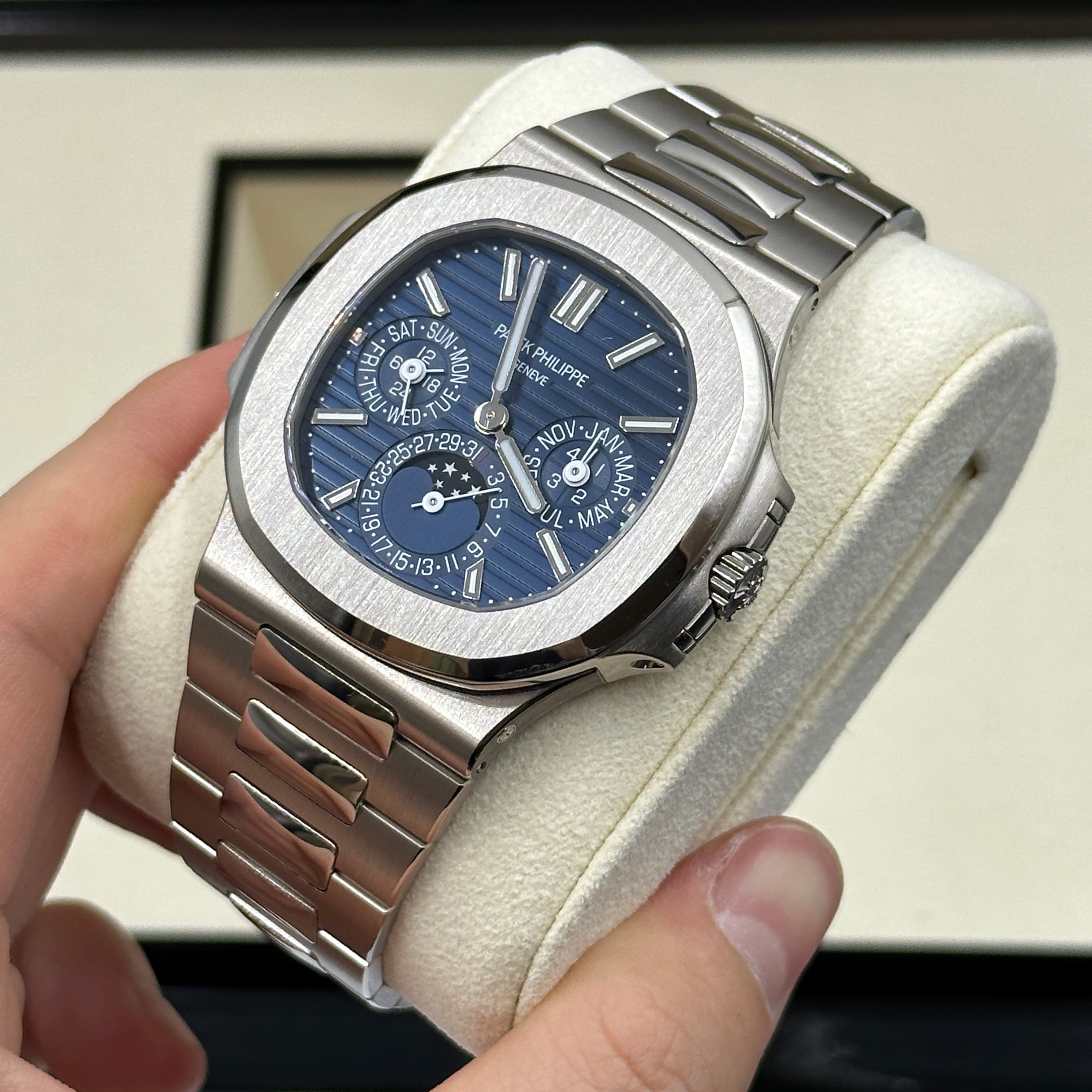 Patek Philippe 5740/1G-001 Nautilus Perpetual Calendar 5740 White Gold / Blue