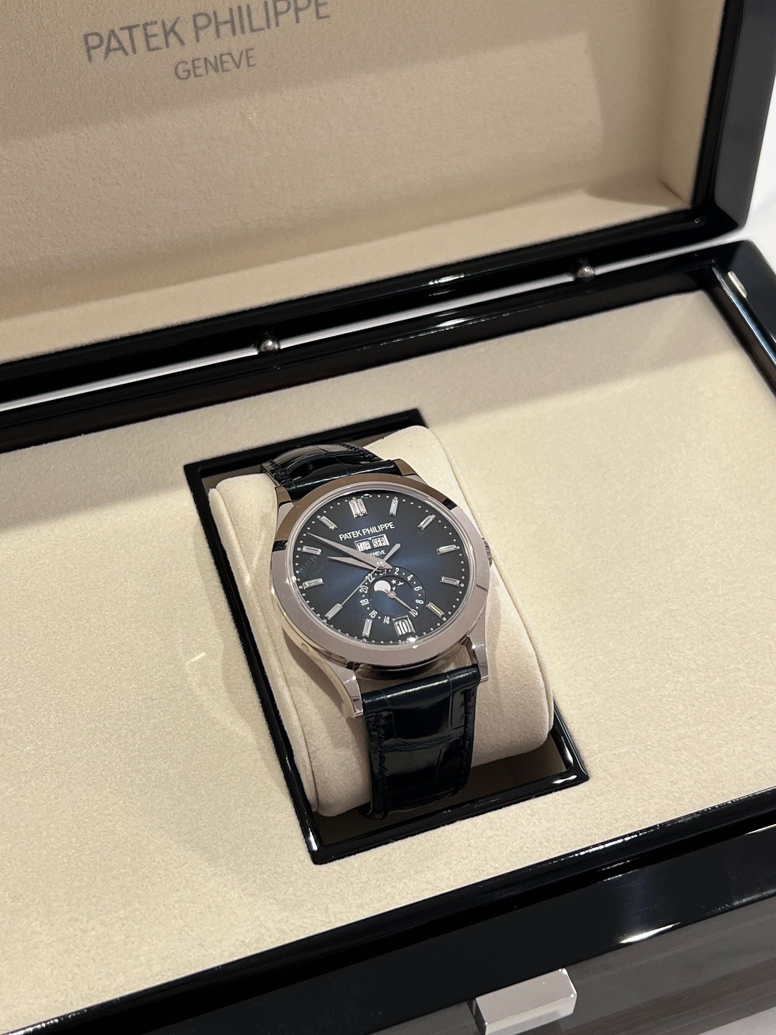 Patek Philippe Jahreskalender 5396G‑017 Weißgold 38,5 mm blaues Zifferblatt