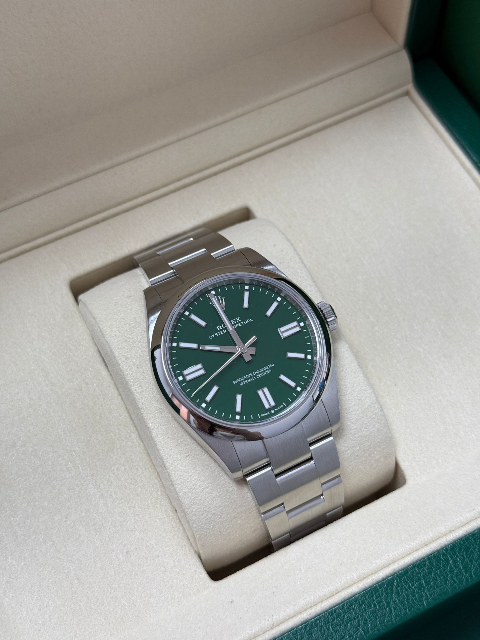 Rolex Oyster Perpetual 134300 Green 2026