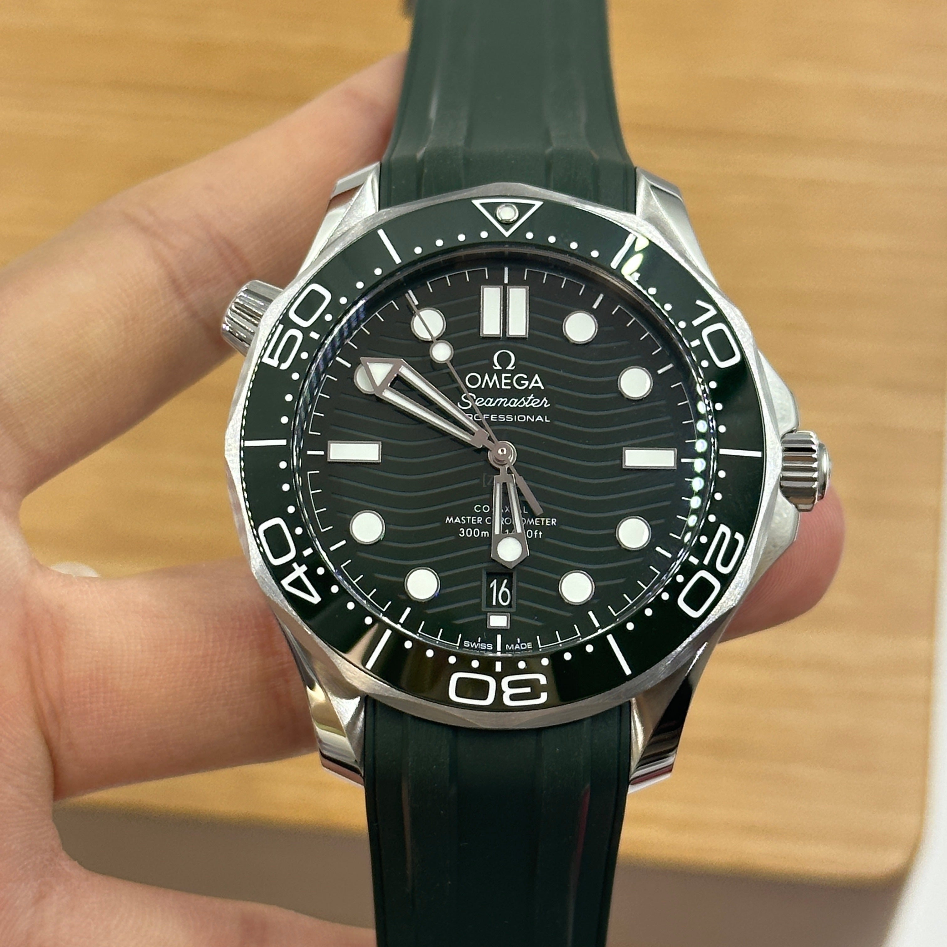 Omega Seamaster Diver 300M 42 mm grüner Kautschuk 210.32.42.20.10.001