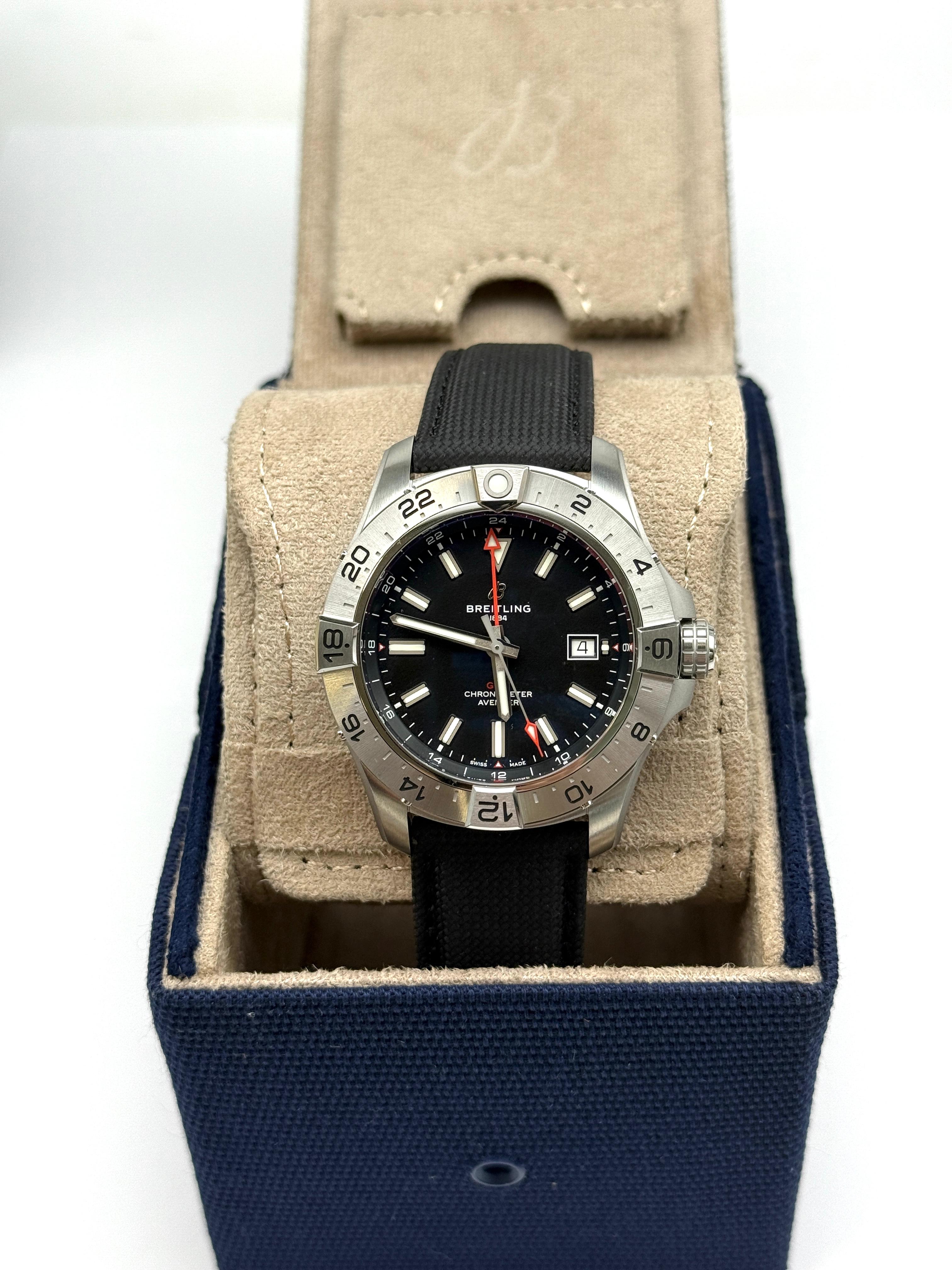 Breitling Avenger Automatic GMT 44 A32320101B1X1