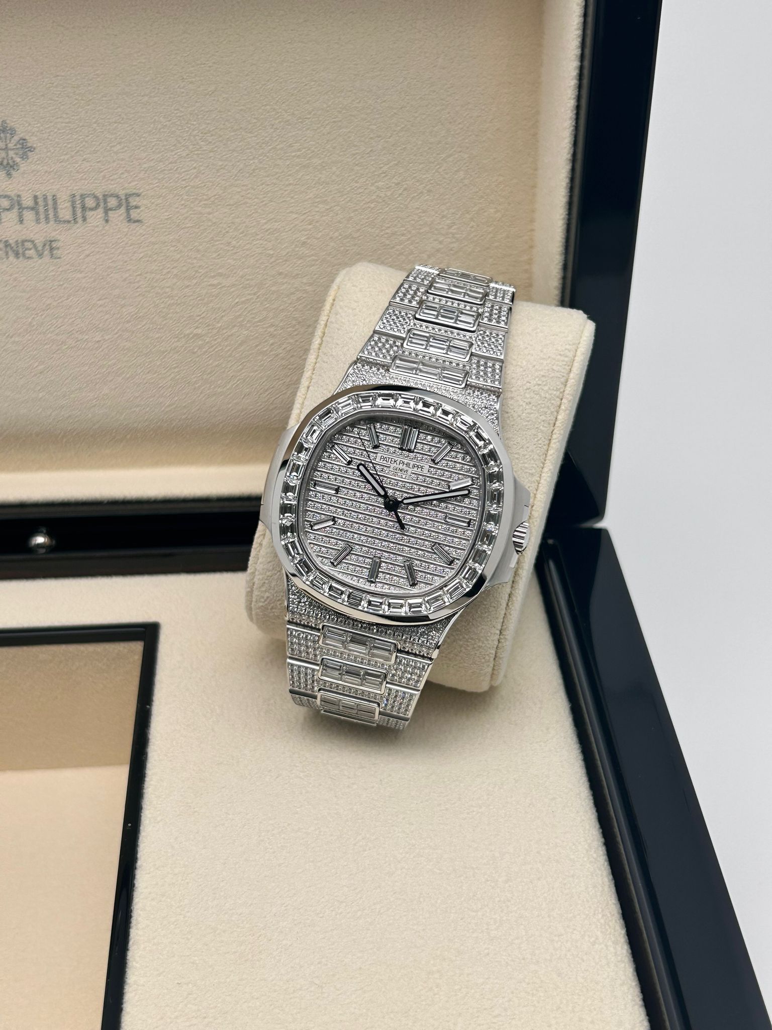 Patek Philippe Nautilus ref. 5811/1460G-001 White Gold