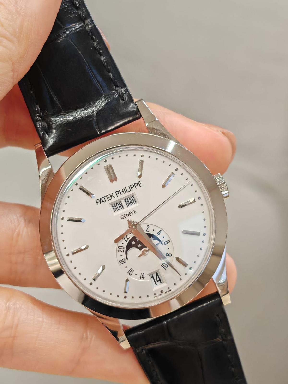 Patek Philippe Jahreskalender 5396G‑011 Weißgold 38,5 mm Silbernes Zifferblatt