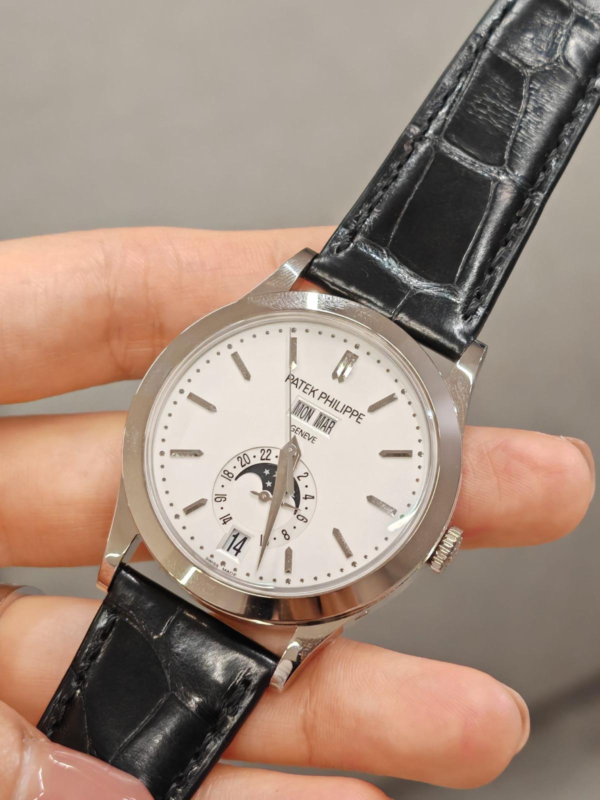 Patek Philippe Jahreskalender 5396G‑011 Weißgold 38,5 mm Silbernes Zifferblatt
