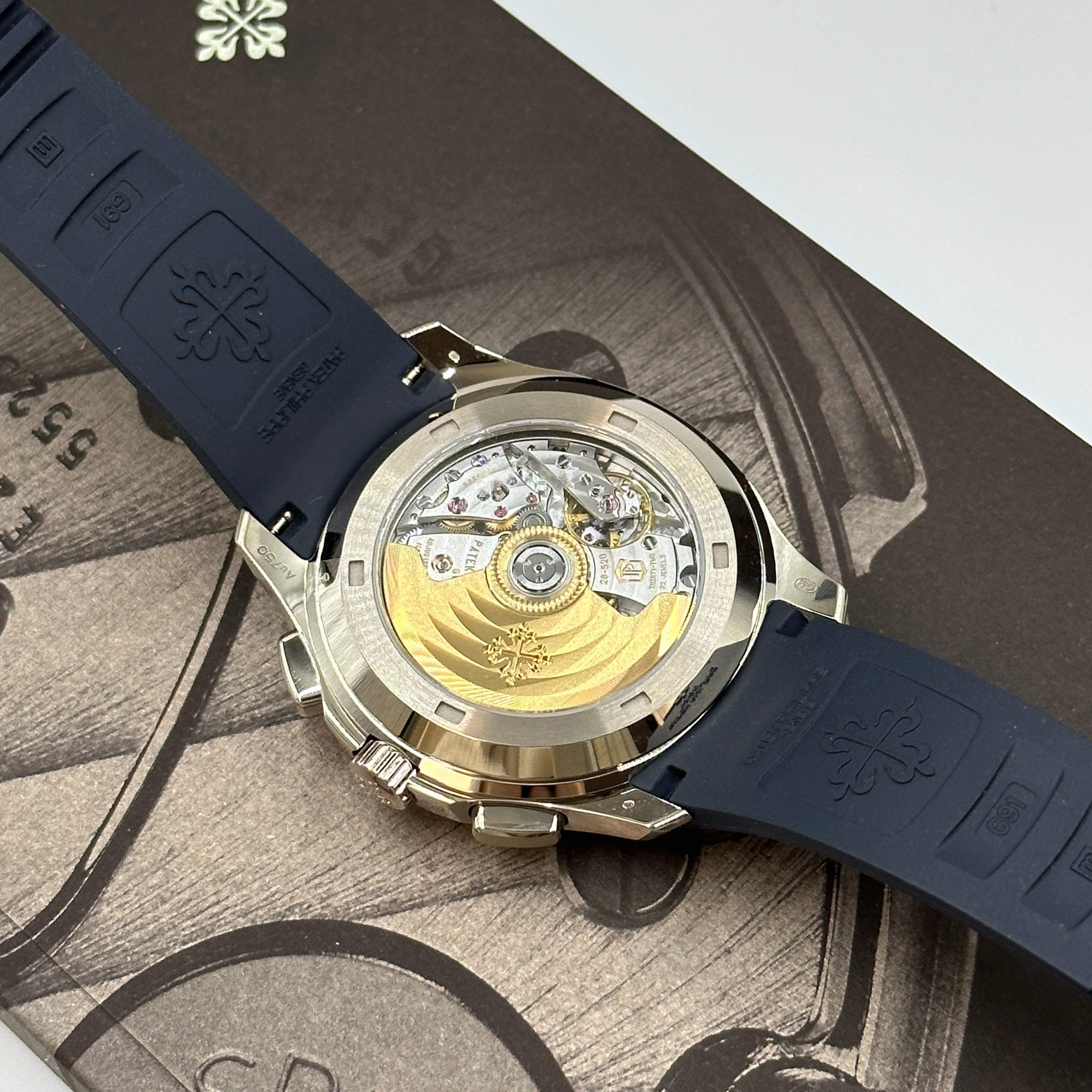 Patek Philippe Aquanaut Chronograph 5968G‑001 Weißgold 42,2 mm Khaki-Zifferblatt