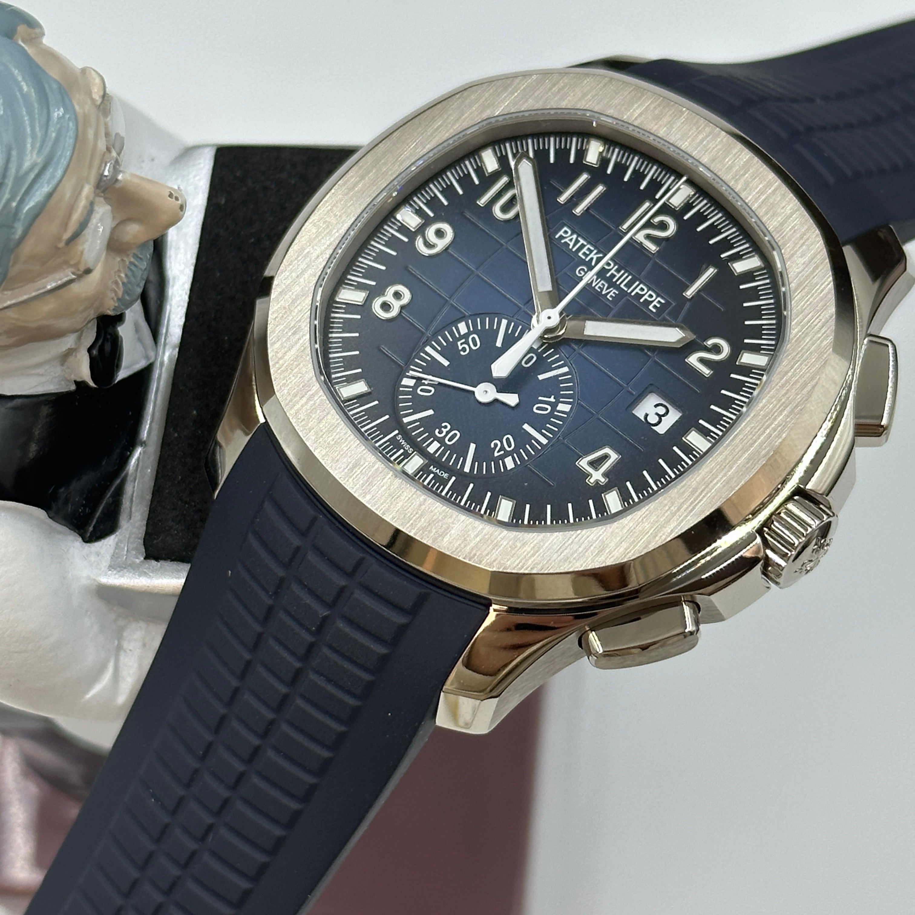 Patek Philippe Aquanaut Chronograph 5968G‑001 Weißgold 42,2 mm Khaki-Zifferblatt