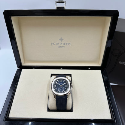 Patek Philippe Aquanaut Chronograph 5968G‑001 Weißgold 42,2 mm Khaki-Zifferblatt