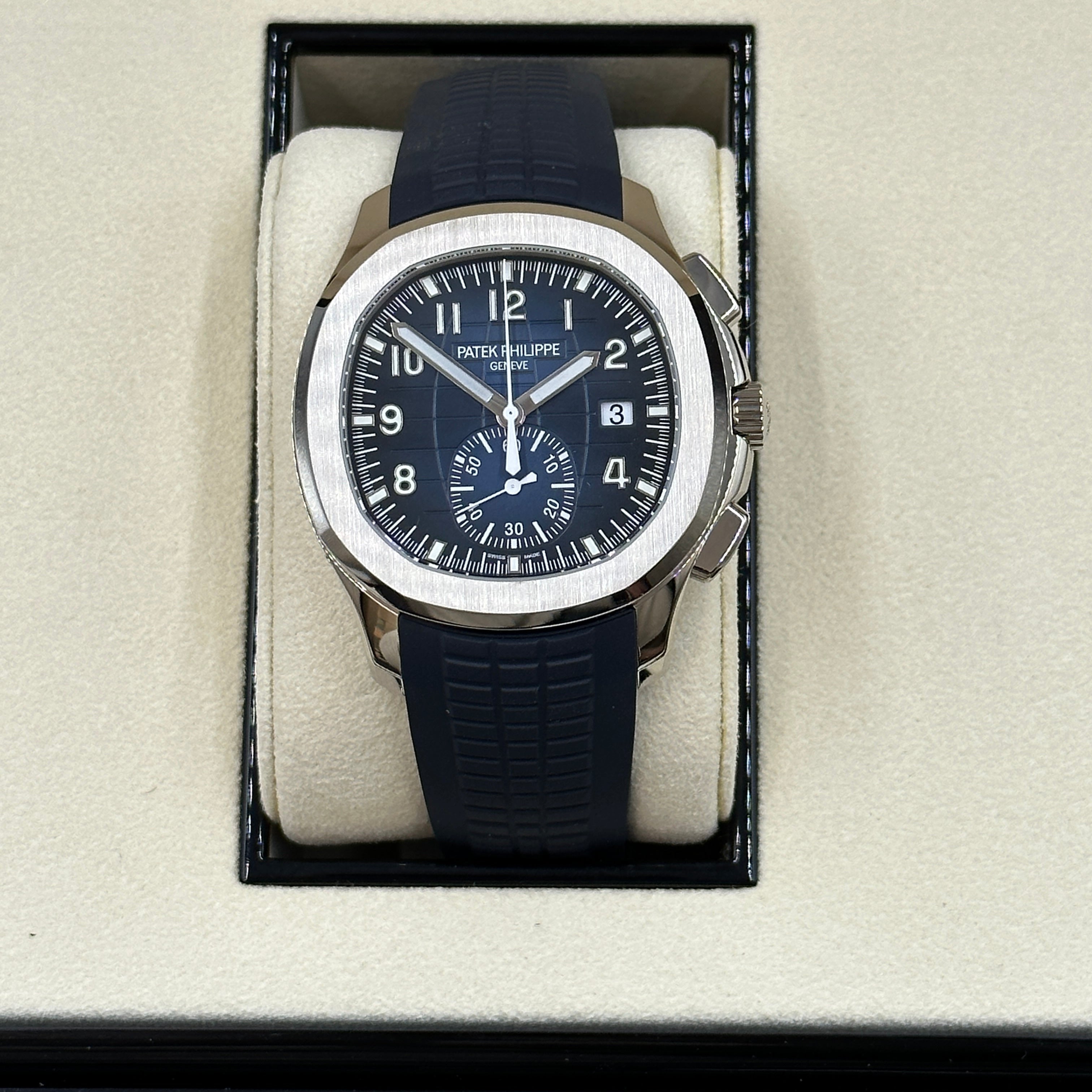 Patek Philippe Aquanaut Chronograph 5968G‑001 Weißgold 42,2 mm Khaki-Zifferblatt