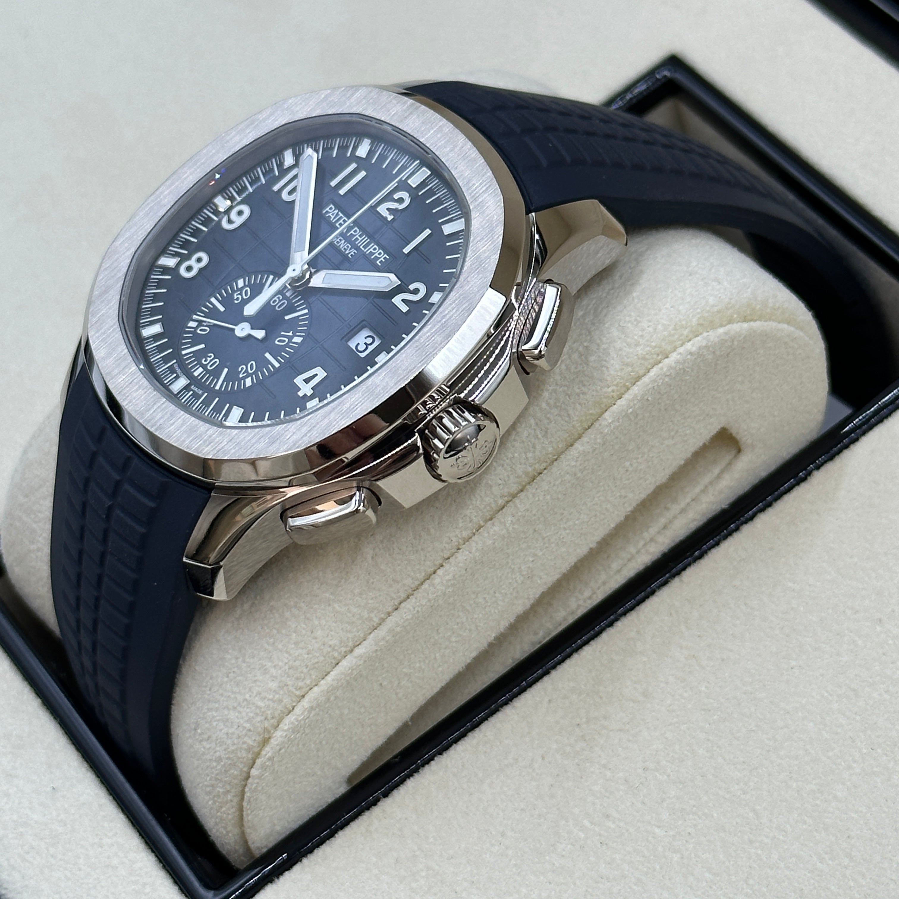 Patek Philippe Aquanaut Chronograph 5968G‑001 Weißgold 42,2 mm Khaki-Zifferblatt