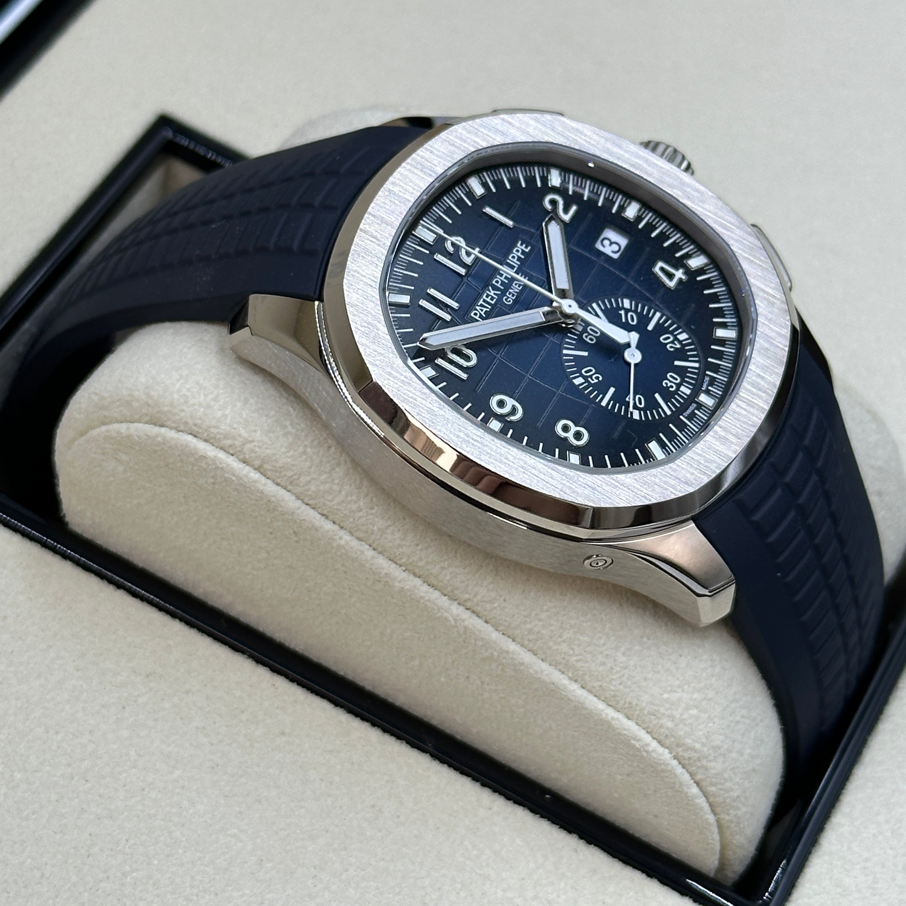 Patek Philippe Aquanaut Chronograph 5968G‑001 Weißgold 42,2 mm Khaki-Zifferblatt