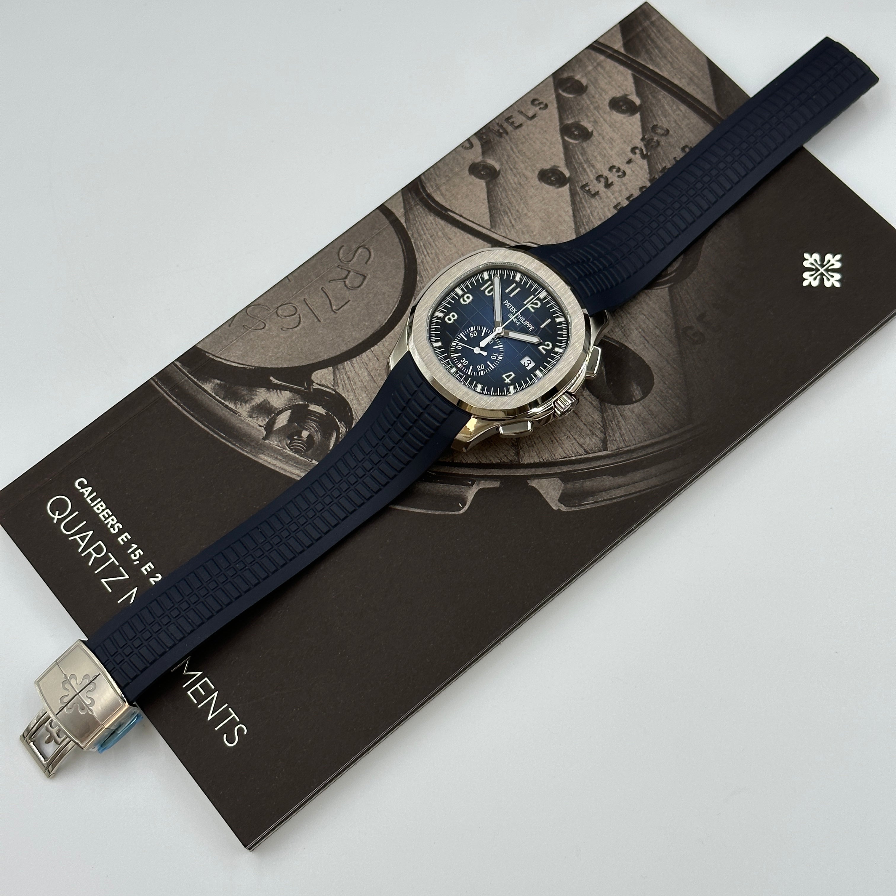 Patek Philippe Aquanaut Chronograph 5968G‑001 Weißgold 42,2 mm Khaki-Zifferblatt