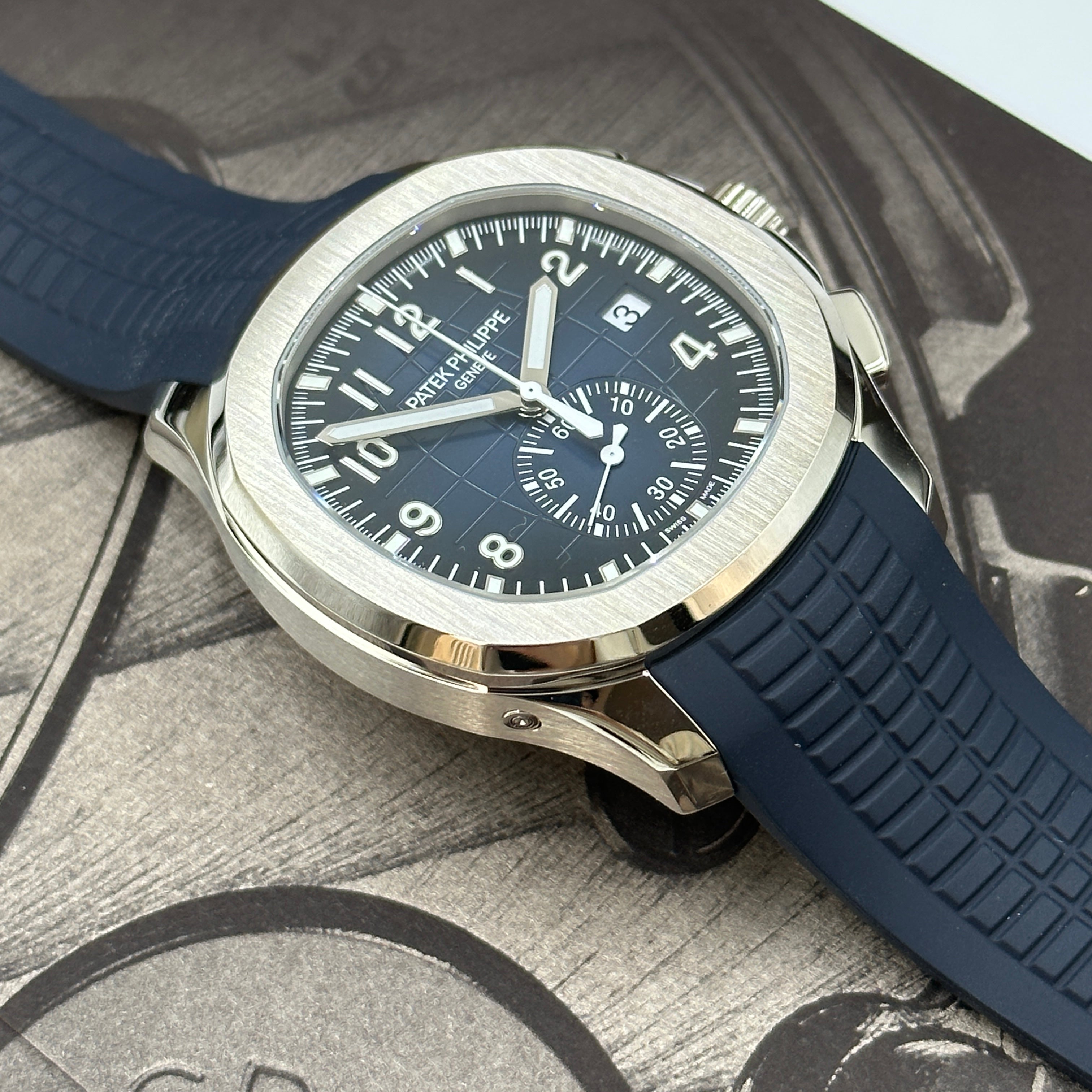 Patek Philippe Aquanaut Chronograph 5968G‑001 Weißgold 42,2 mm Khaki-Zifferblatt