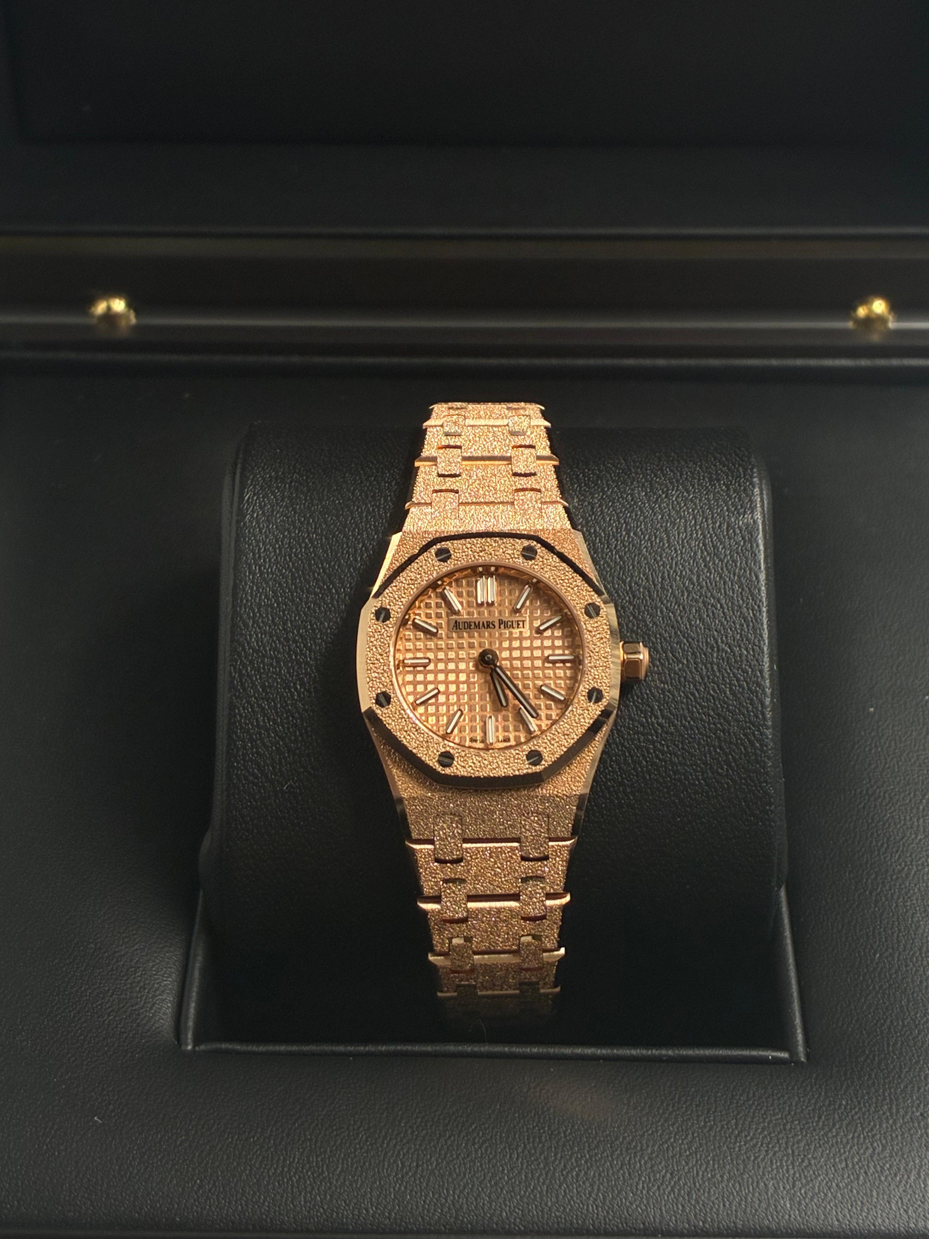 Royal Oak Mini Frosted Gold Quartz  67630OR.GG.1312OR.01