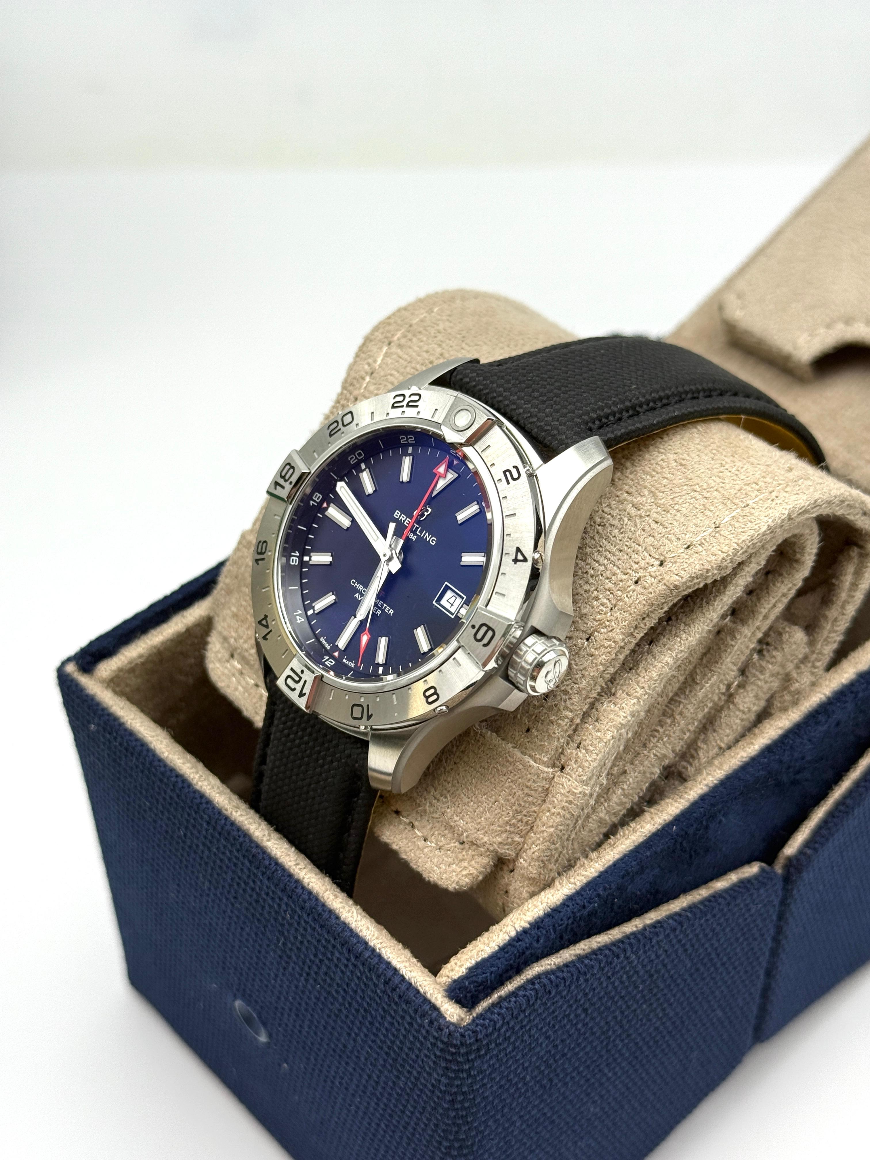 Breitling Avenger Automatic GMT 44  A32320101B1X1