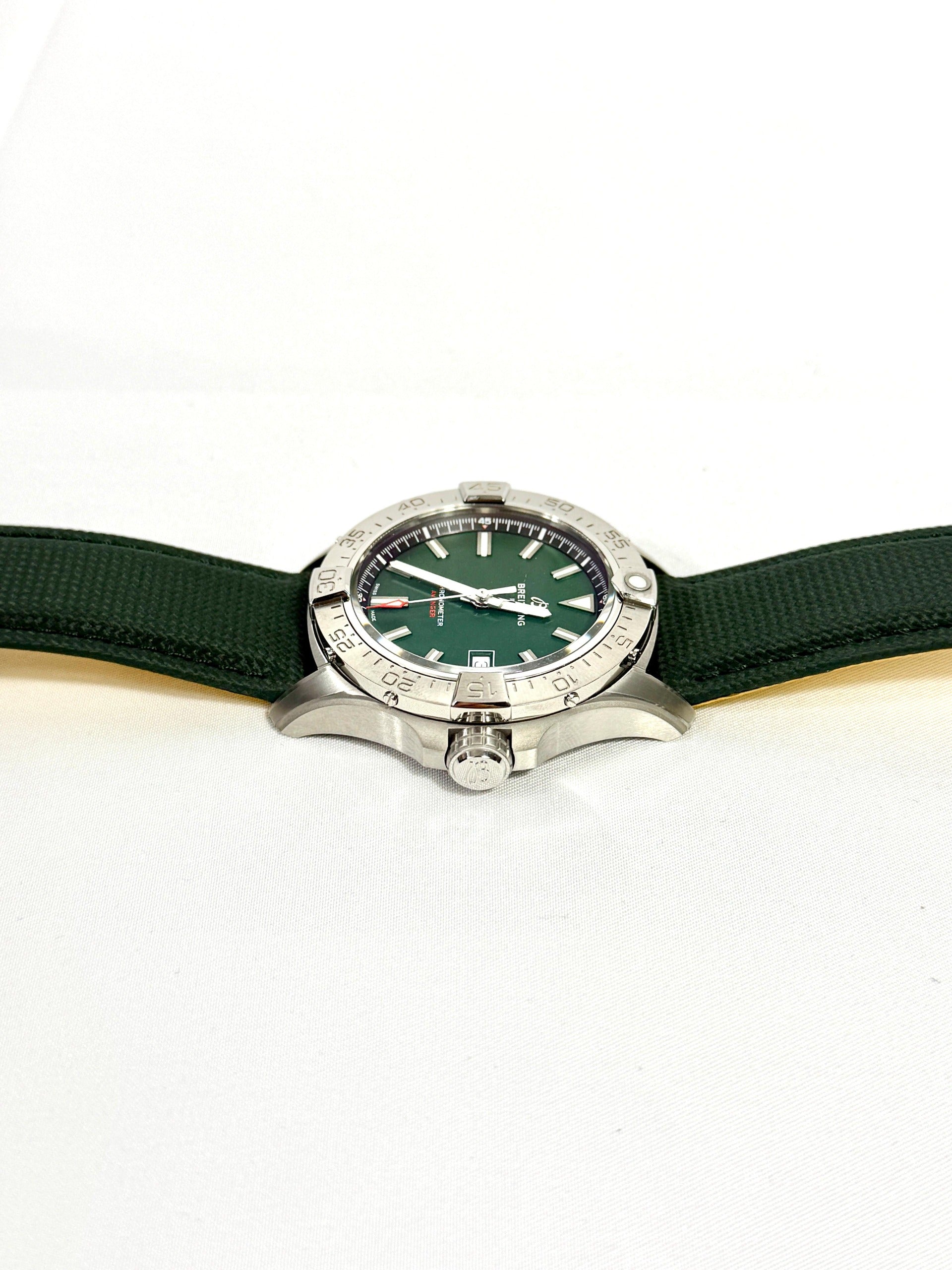 Breitling Avenger automatic 42 A17328101L1X1