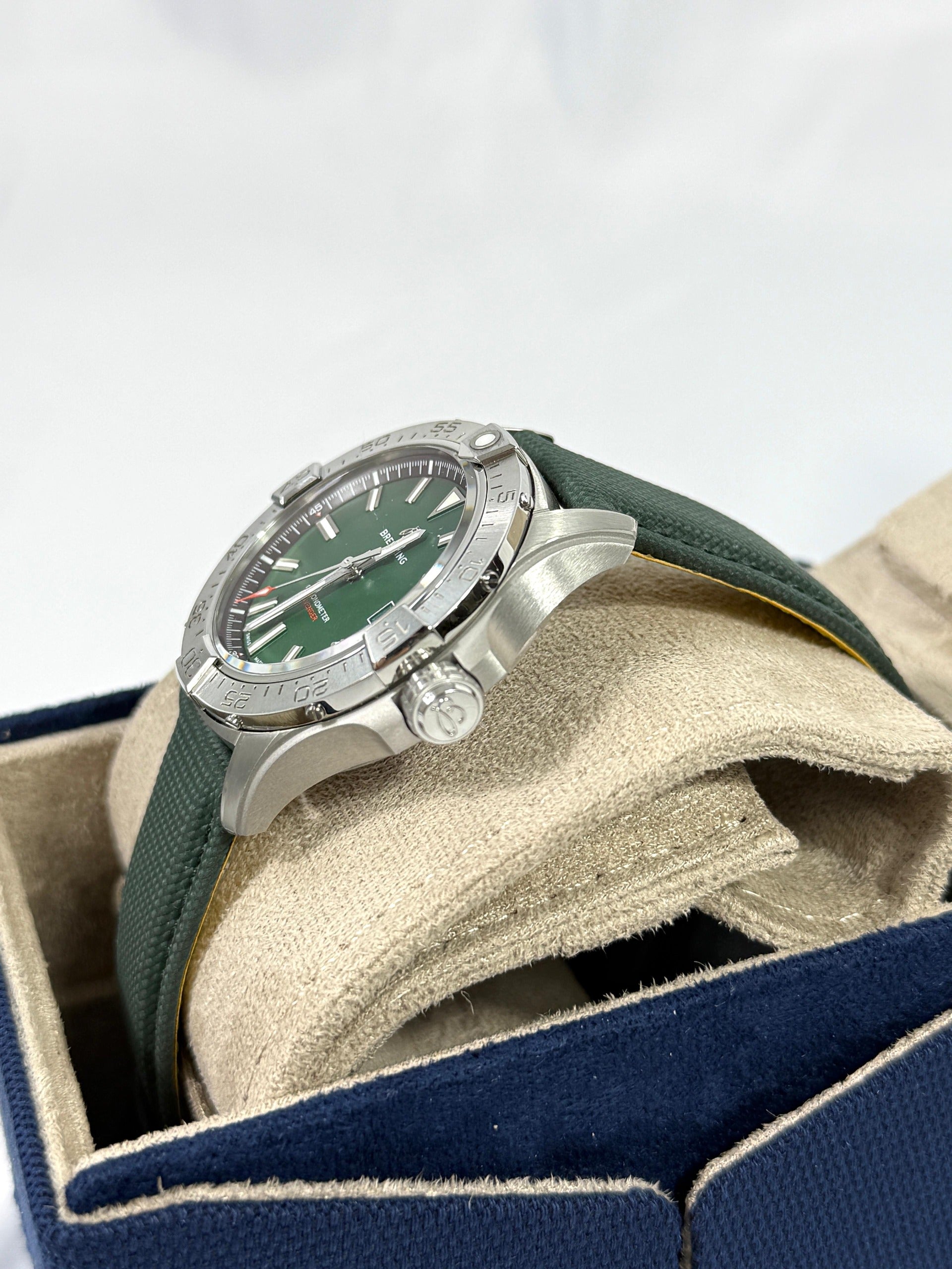 Breitling Avenger automatic 42 A17328101L1X1