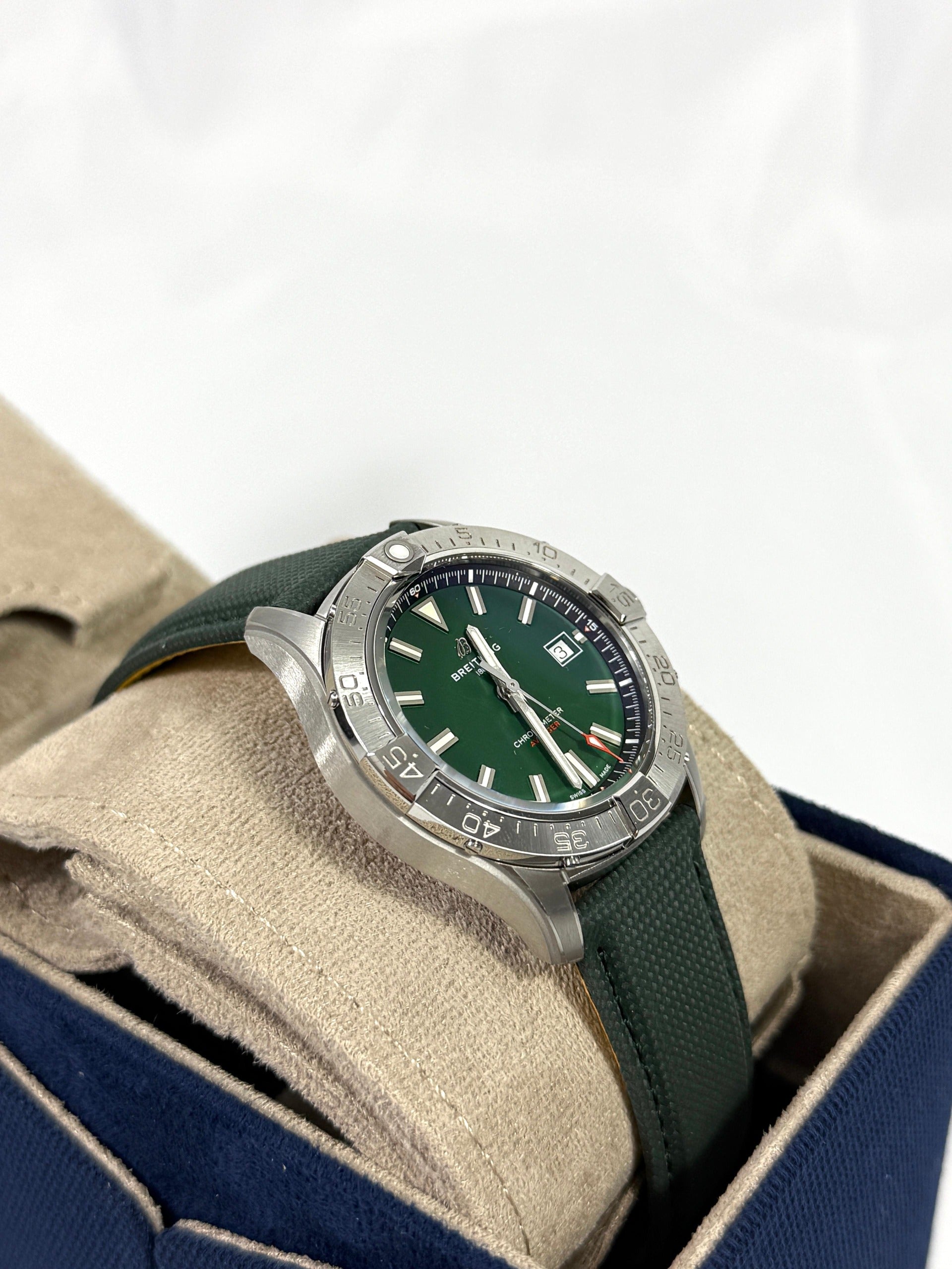 Breitling Avenger automatic 42 A17328101L1X1