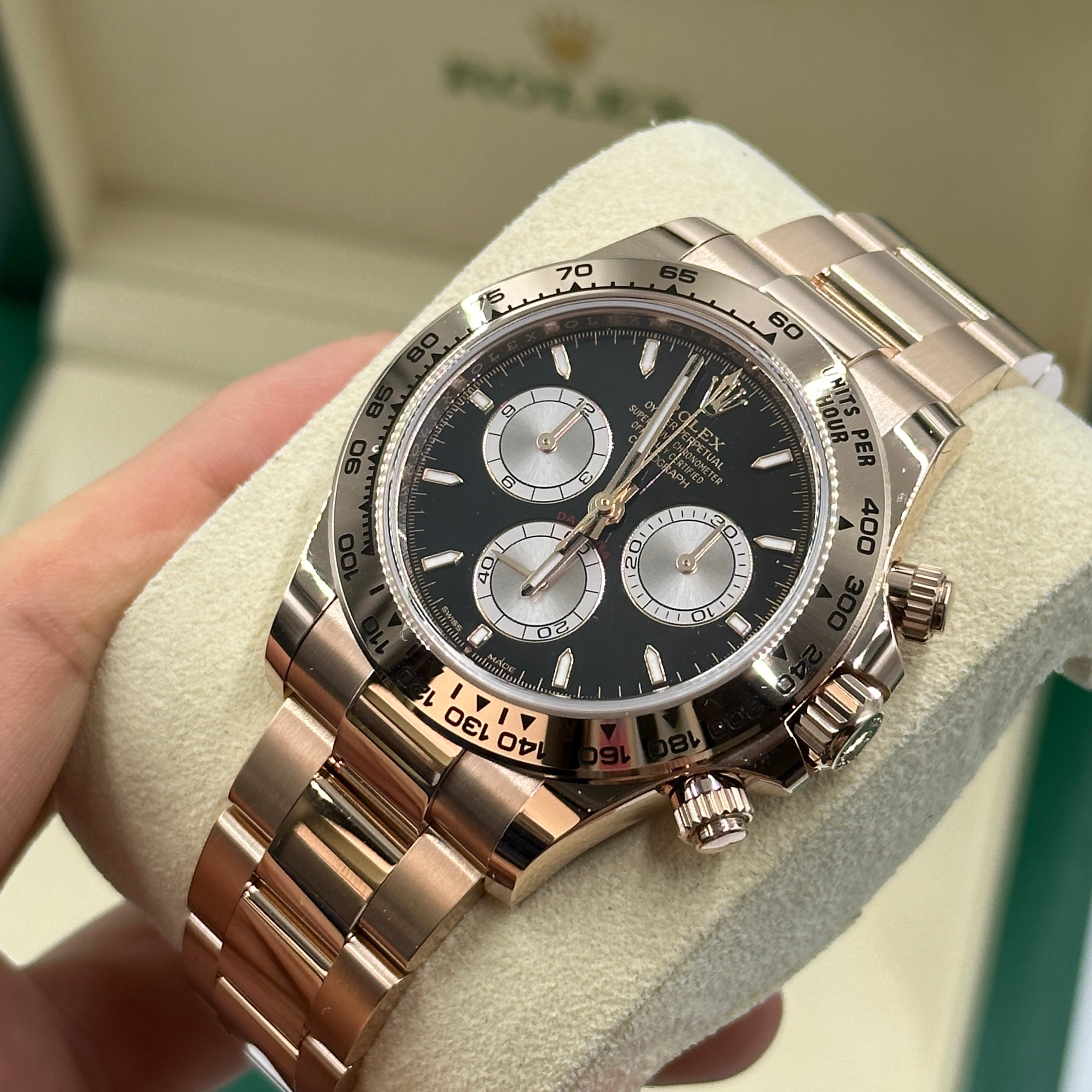 Rolex Cosmograph Daytona 126505 Hellschwarz und Sundust