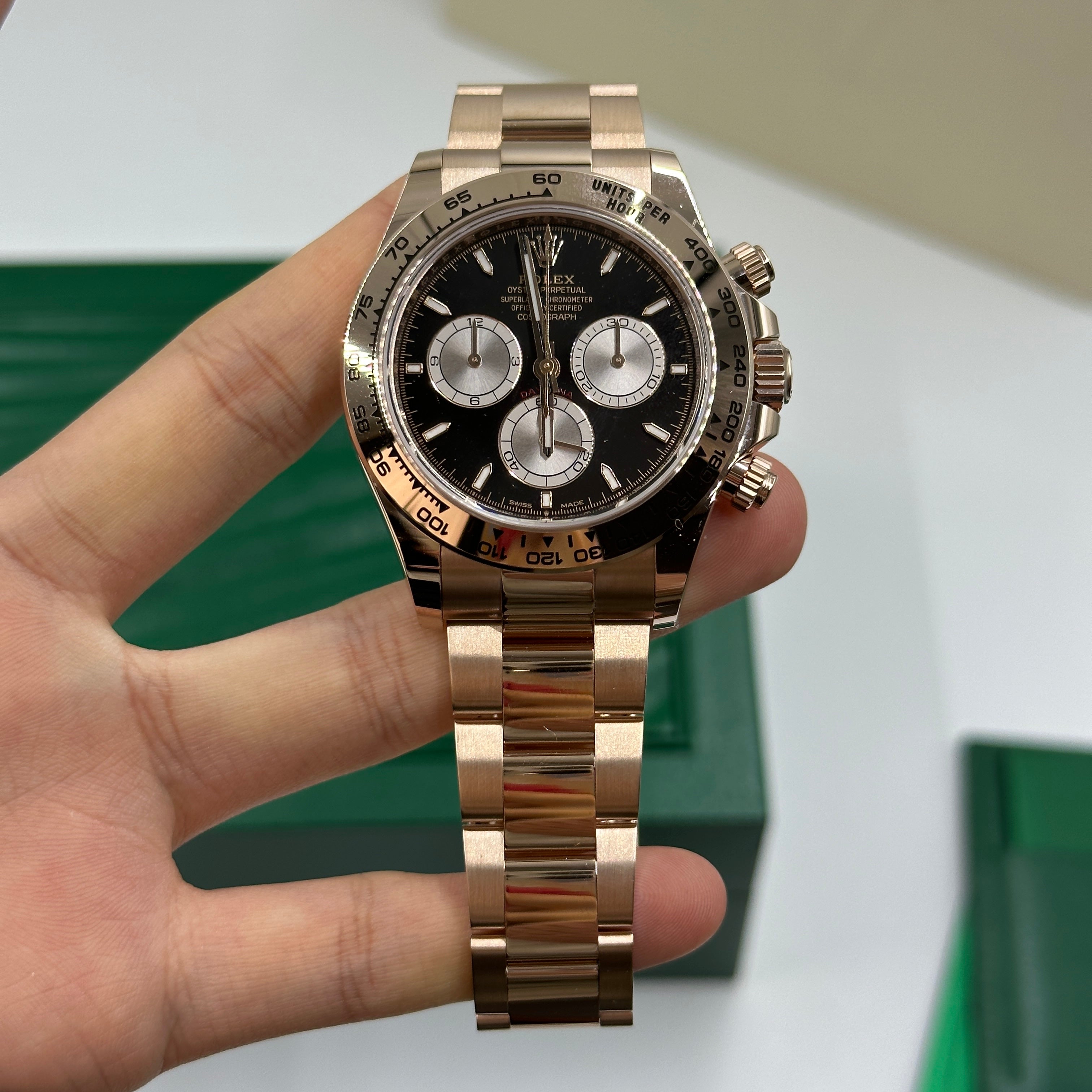 Rolex Cosmograph Daytona 126505 Hellschwarz und Sundust