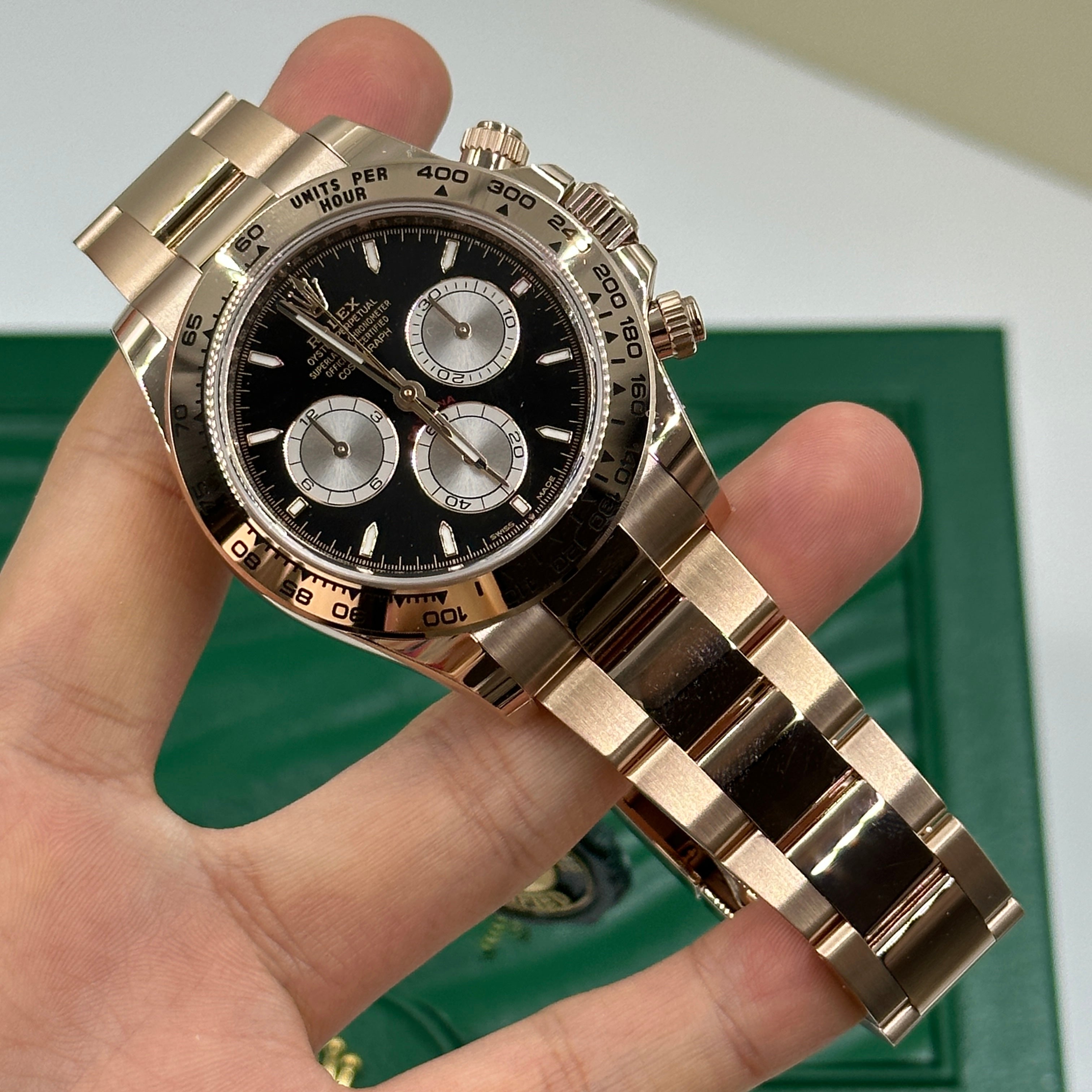 Rolex Cosmograph Daytona 126505 Hellschwarz und Sundust
