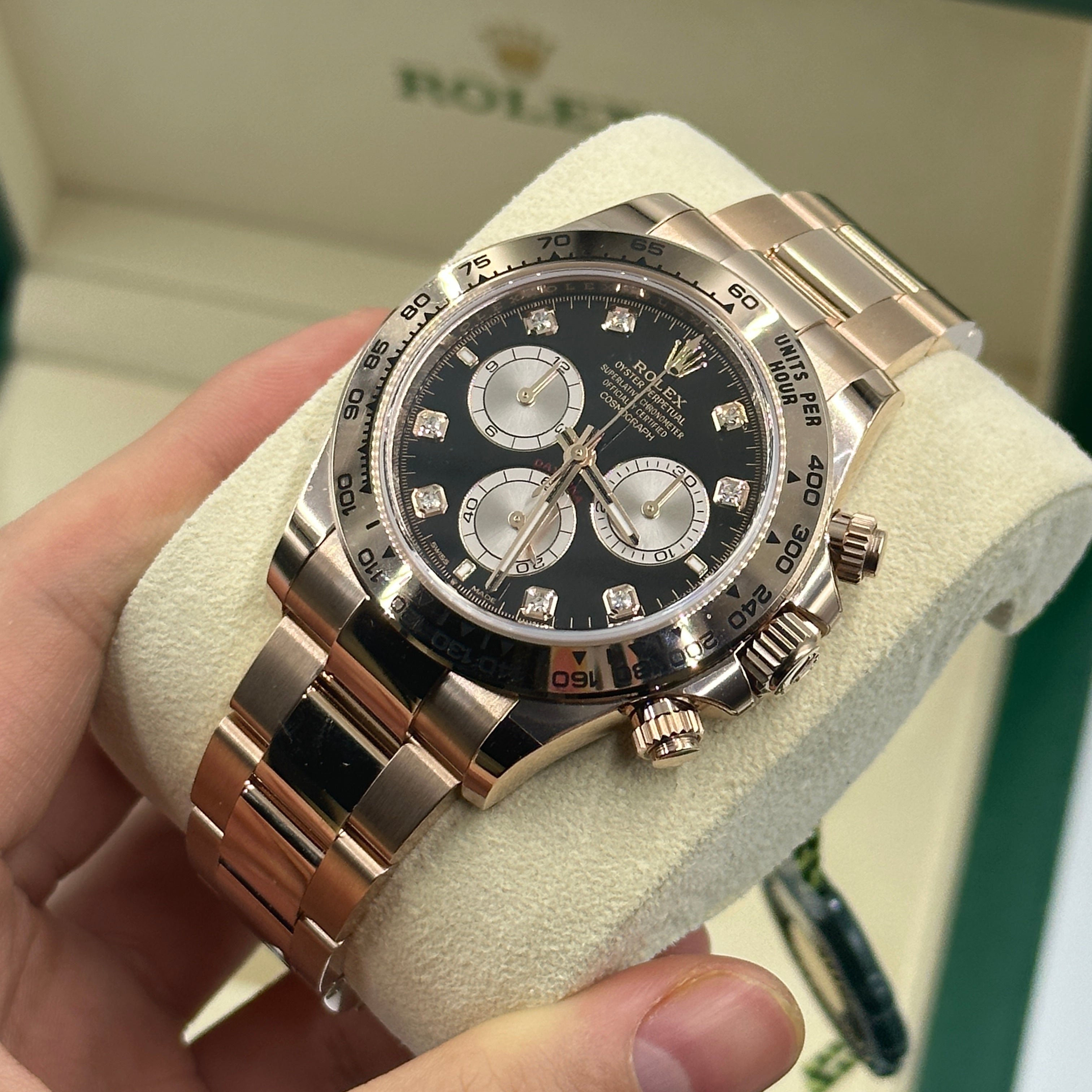 Rolex Cosmograph Daytona 126505 Helles Schwarz und Sundust mit Diamanten besetzt