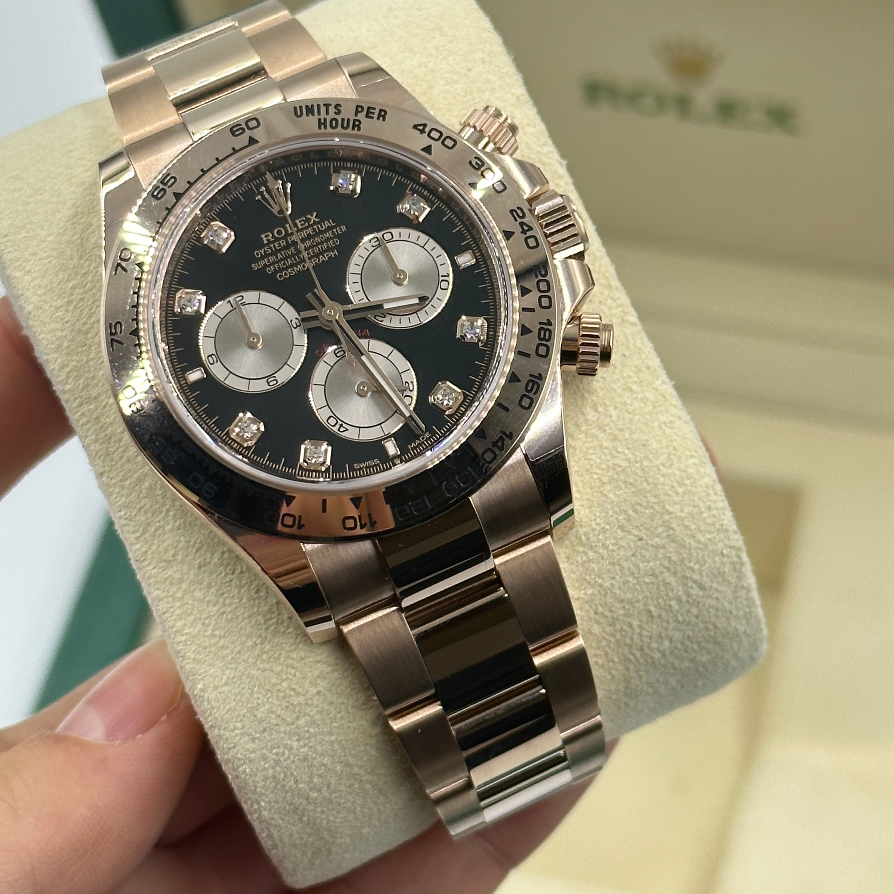 Rolex Cosmograph Daytona 126505 Helles Schwarz und Sundust mit Diamanten besetzt