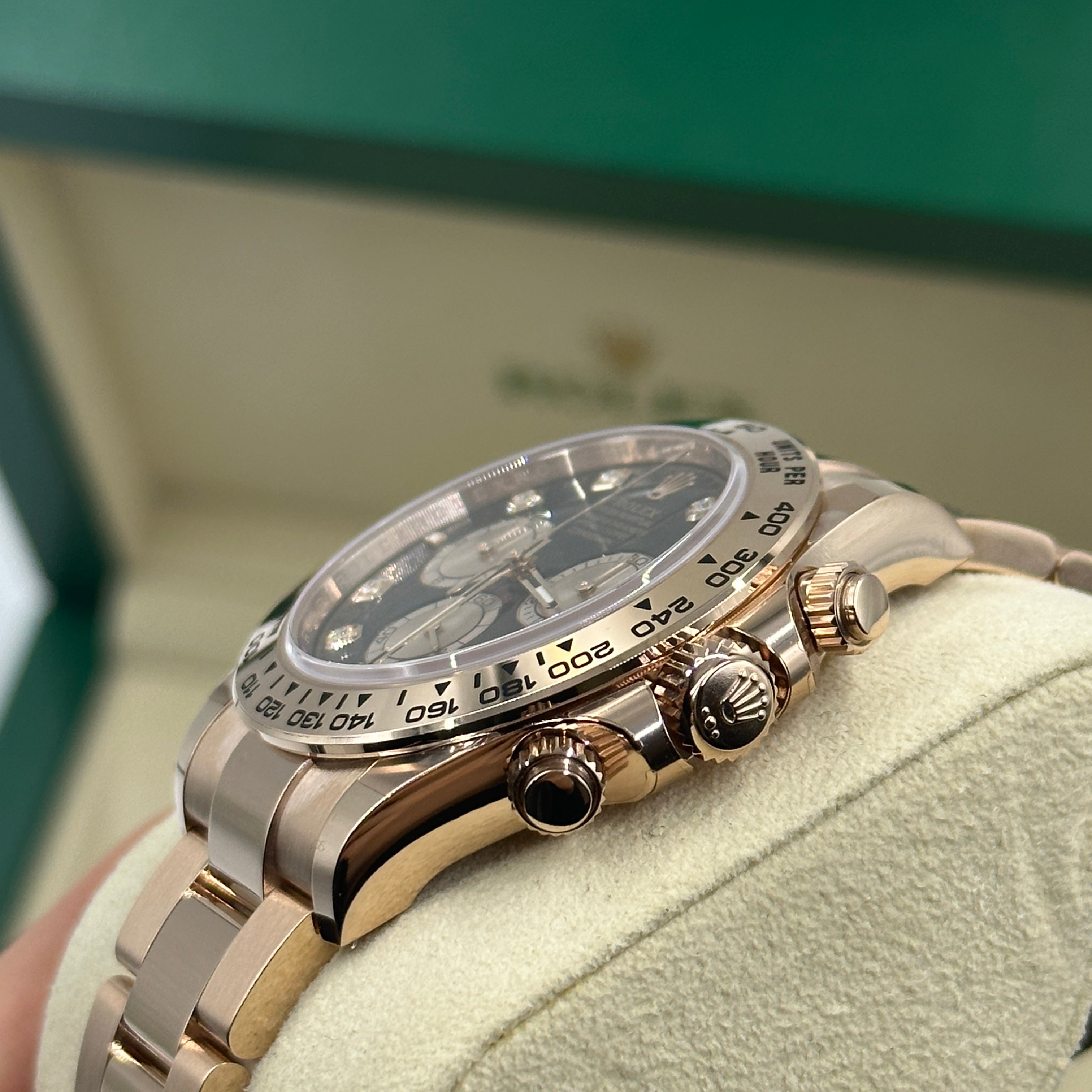 Rolex Cosmograph Daytona 126505 Helles Schwarz und Sundust mit Diamanten besetzt