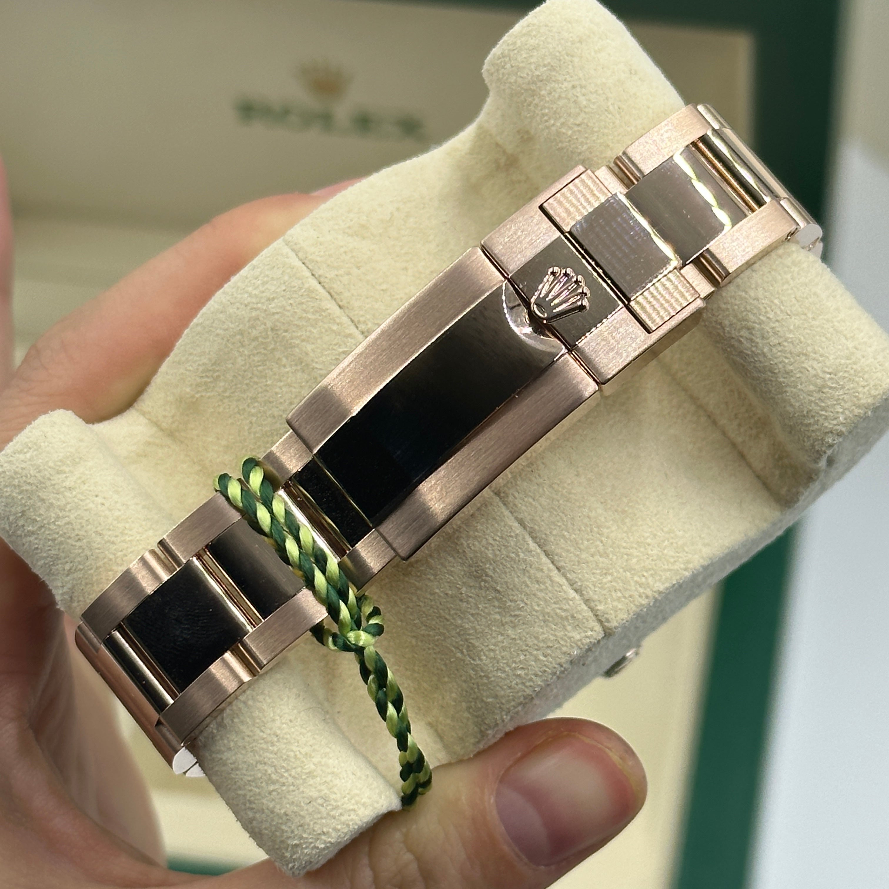 Rolex Cosmograph Daytona 126505 Helles Schwarz und Sundust mit Diamanten besetzt