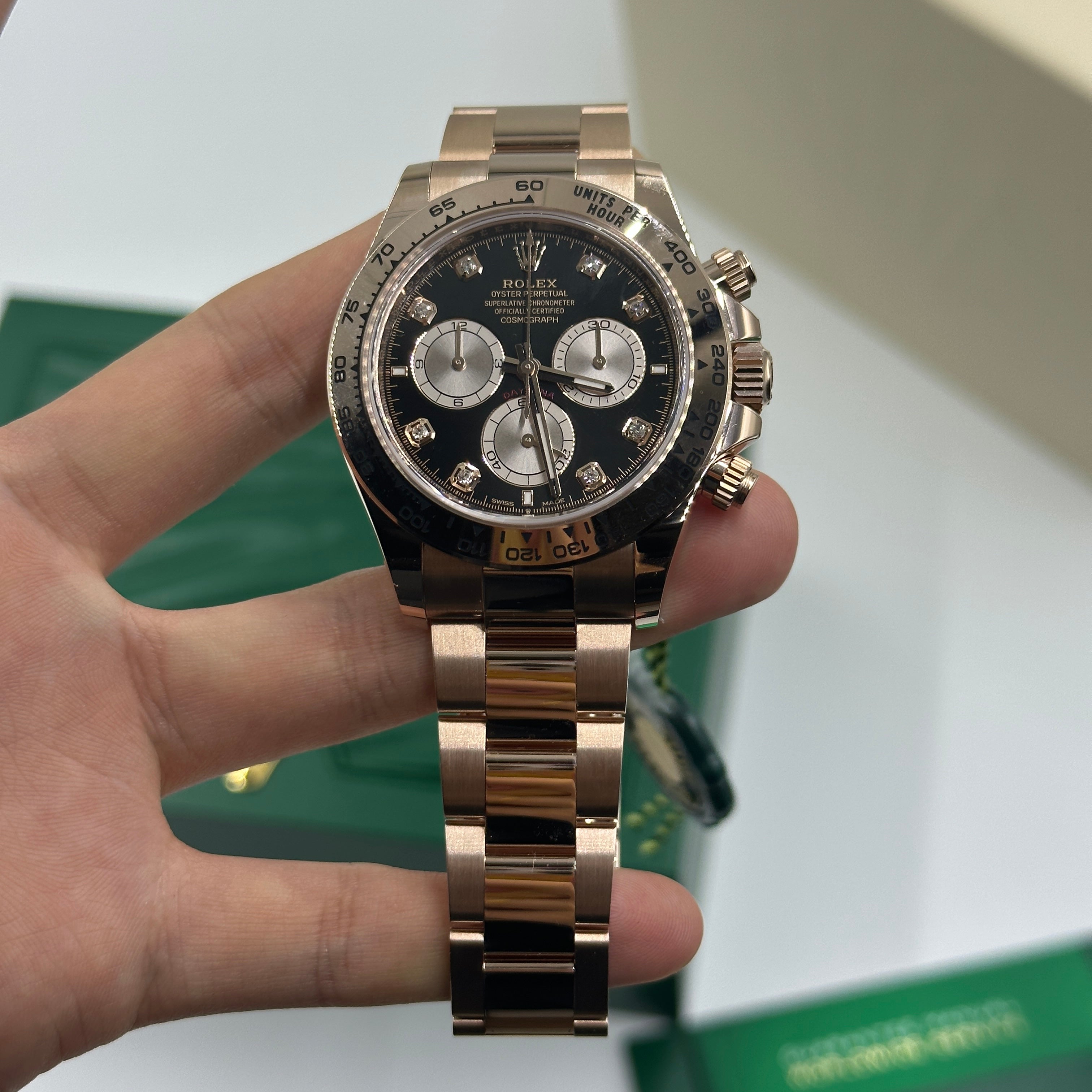 Rolex Cosmograph Daytona 126505 Helles Schwarz und Sundust mit Diamanten besetzt