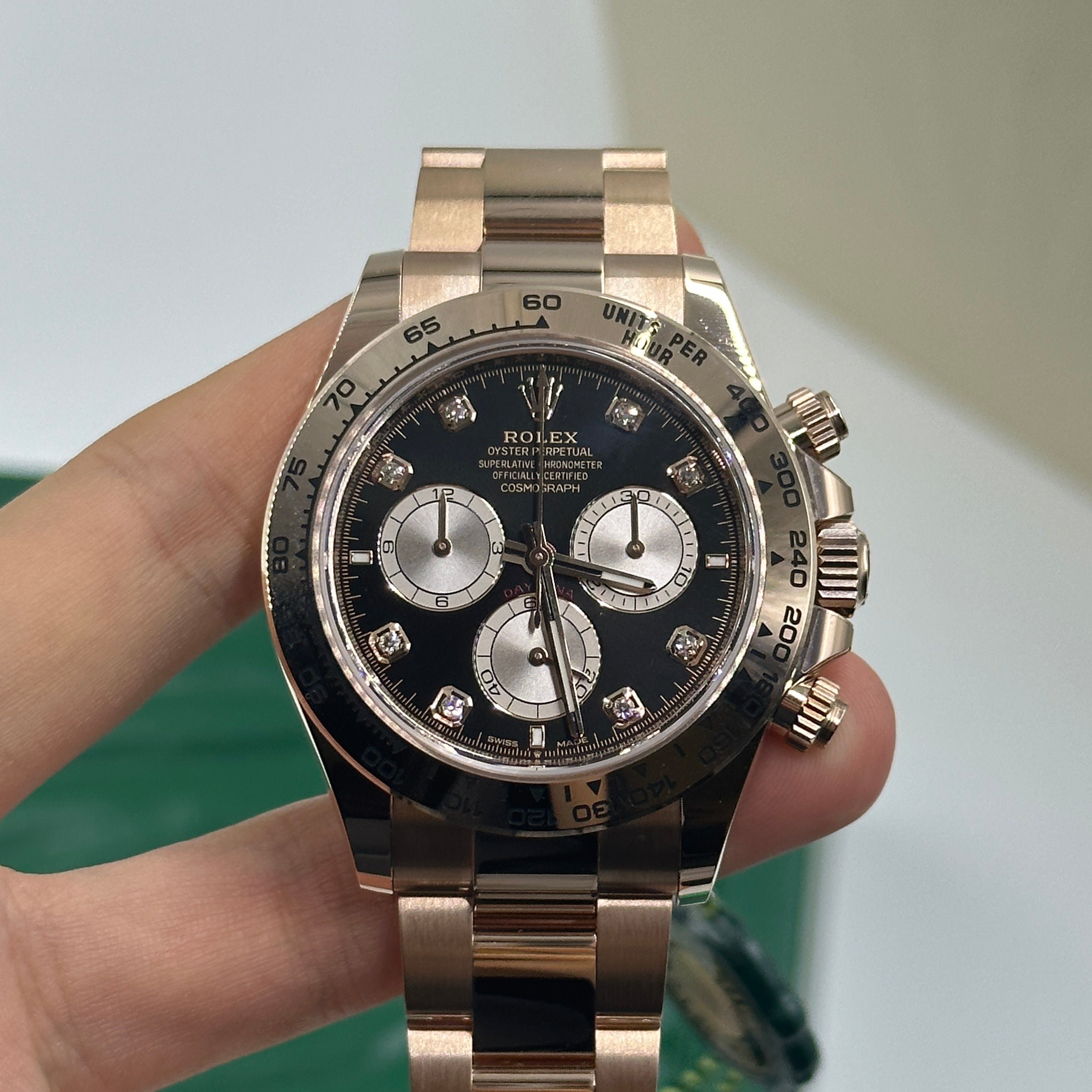 Rolex Cosmograph Daytona 126505 Helles Schwarz und Sundust mit Diamanten besetzt