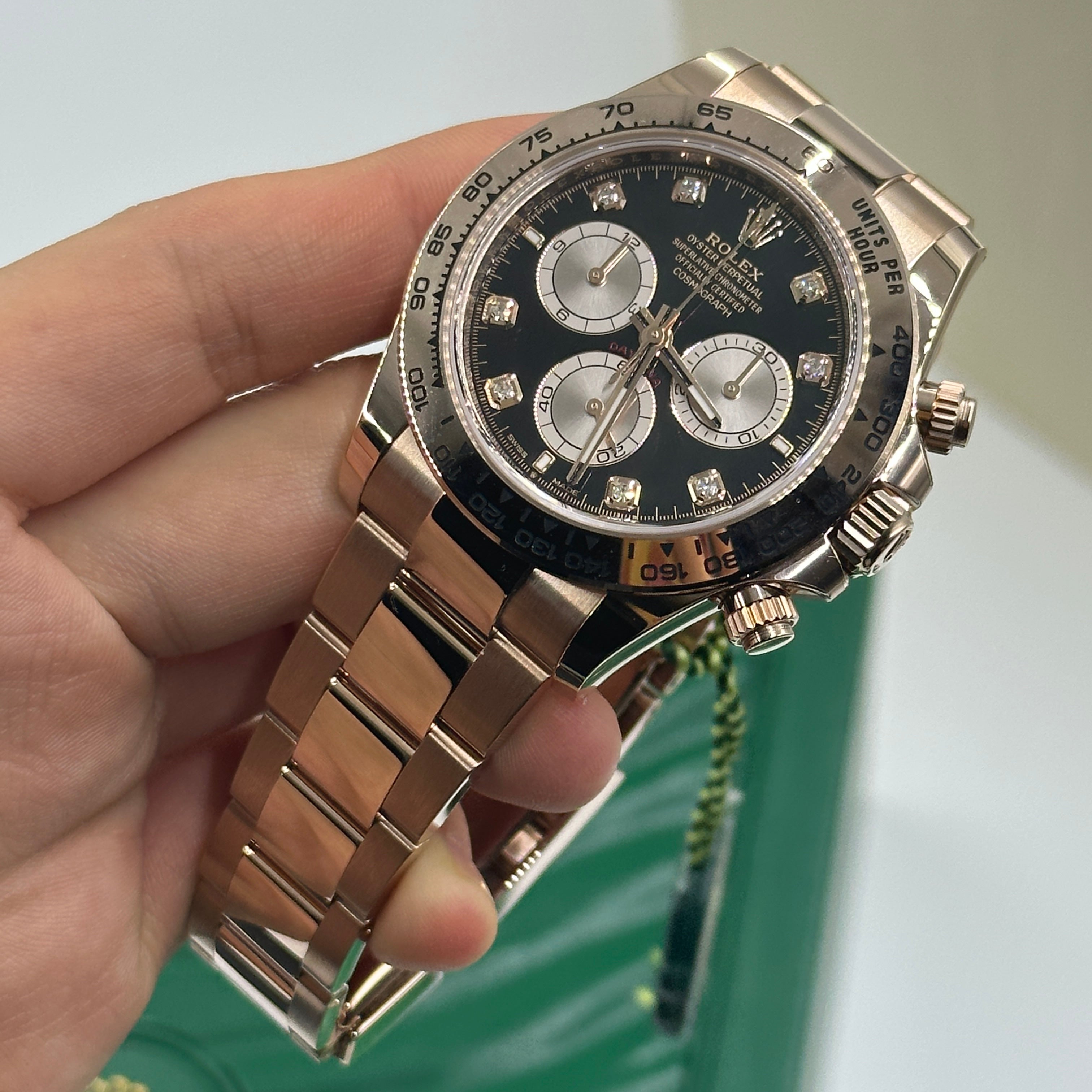 Rolex Cosmograph Daytona 126505 Helles Schwarz und Sundust mit Diamanten besetzt