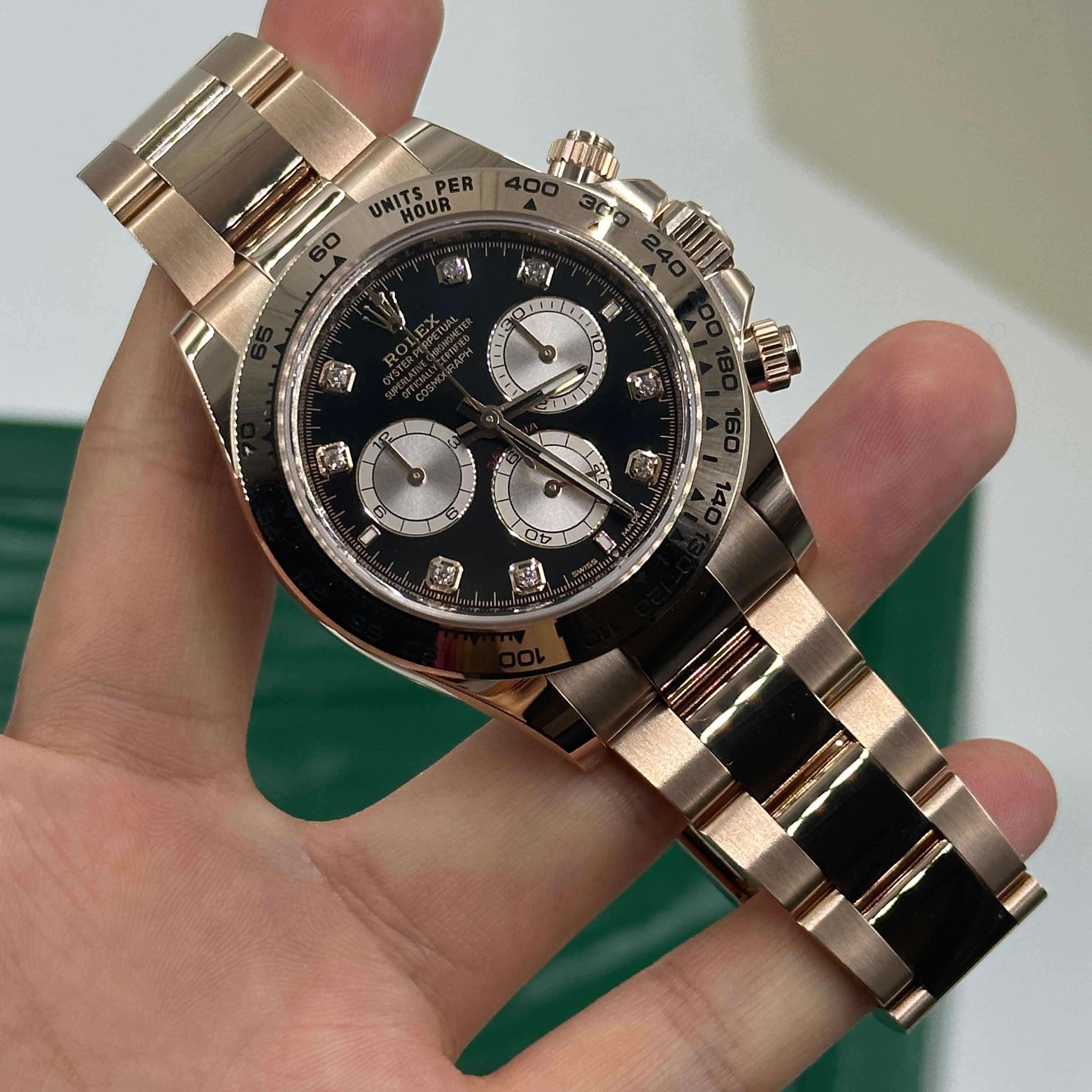 Rolex Cosmograph Daytona 126505 Helles Schwarz und Sundust mit Diamanten besetzt