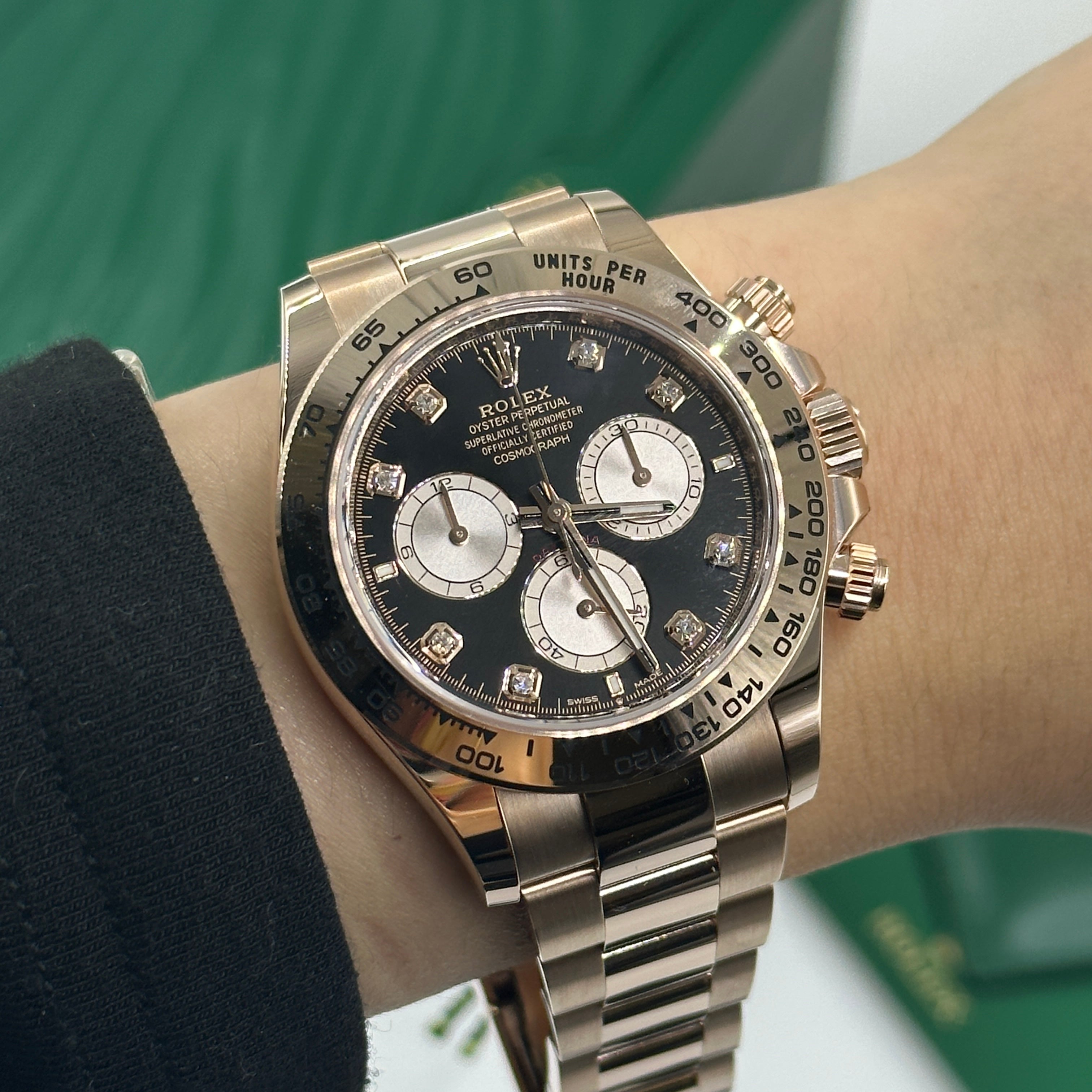 Rolex Cosmograph Daytona 126505 Helles Schwarz und Sundust mit Diamanten besetzt