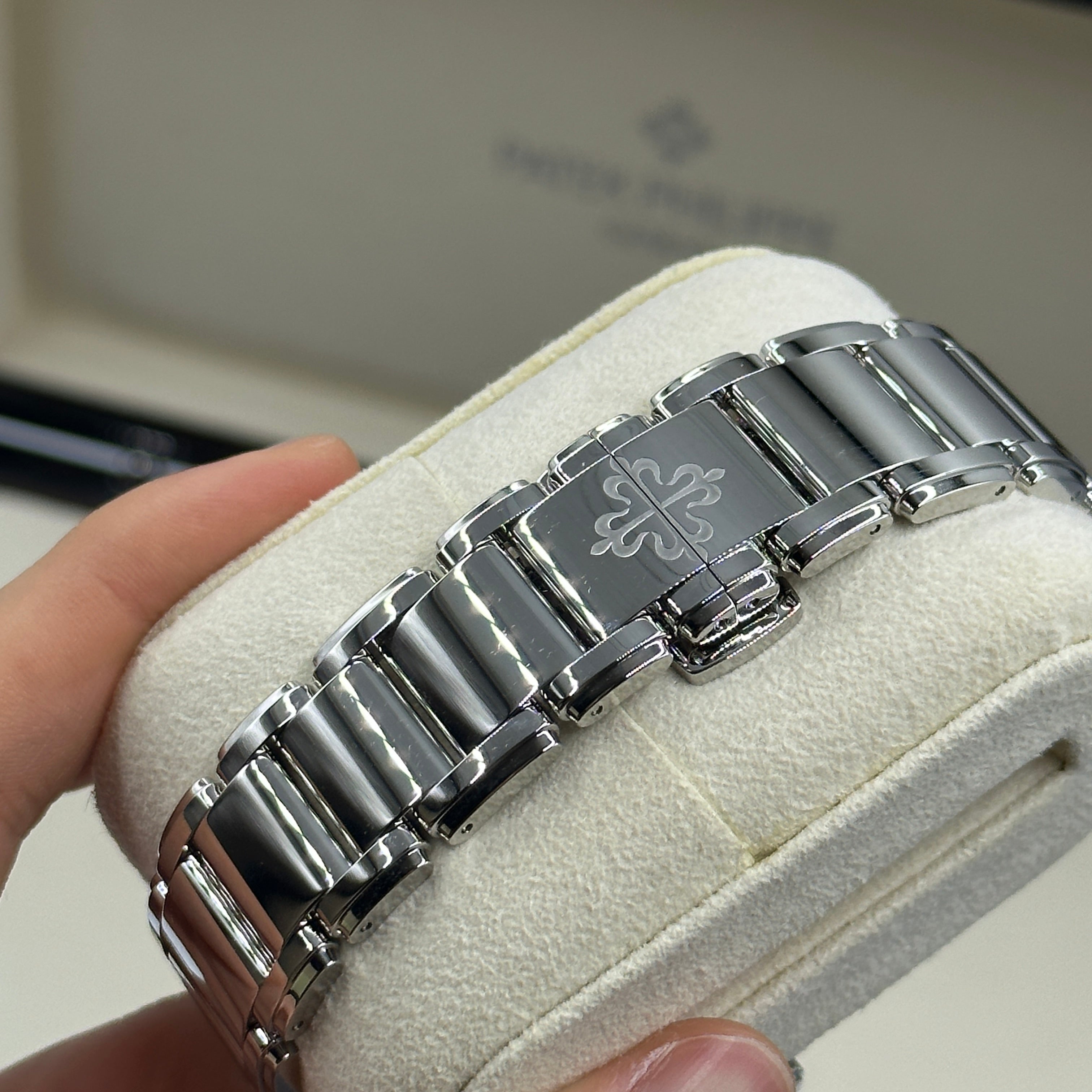 Patek Philippe Twenty~4 Graues Zifferblatt 7300/1200A-010