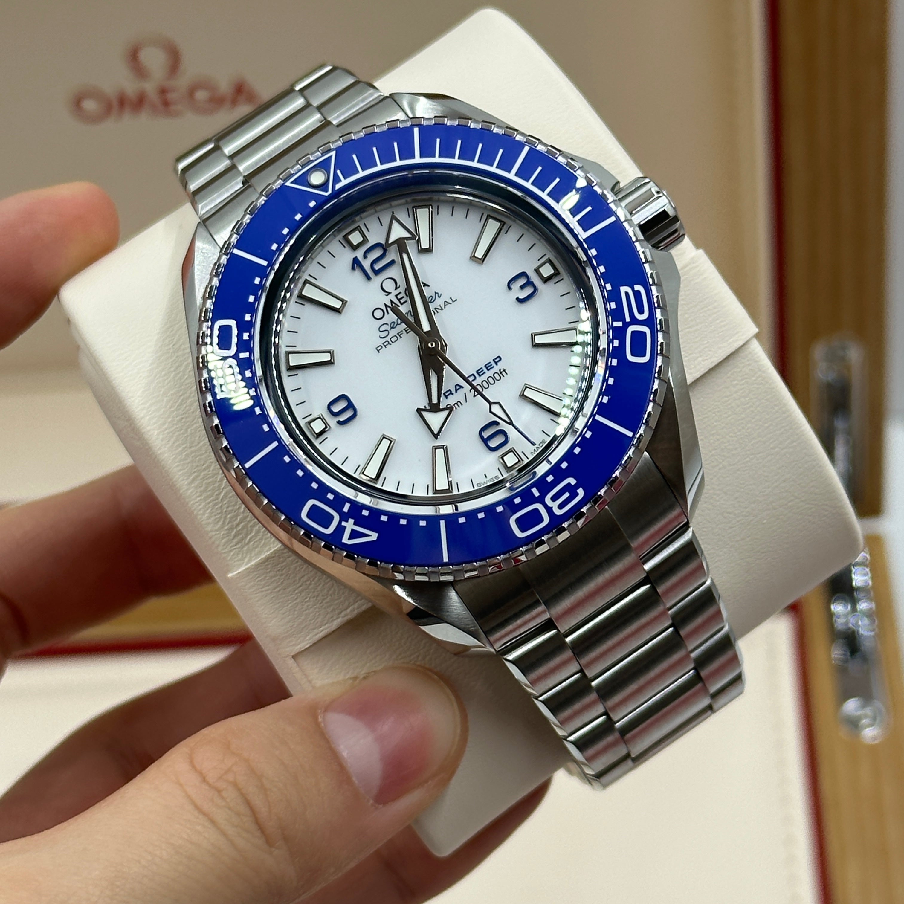 Omega  Seamaster Planet Ocean 6000M €10.200 215.30.46.21.04.001 2026
