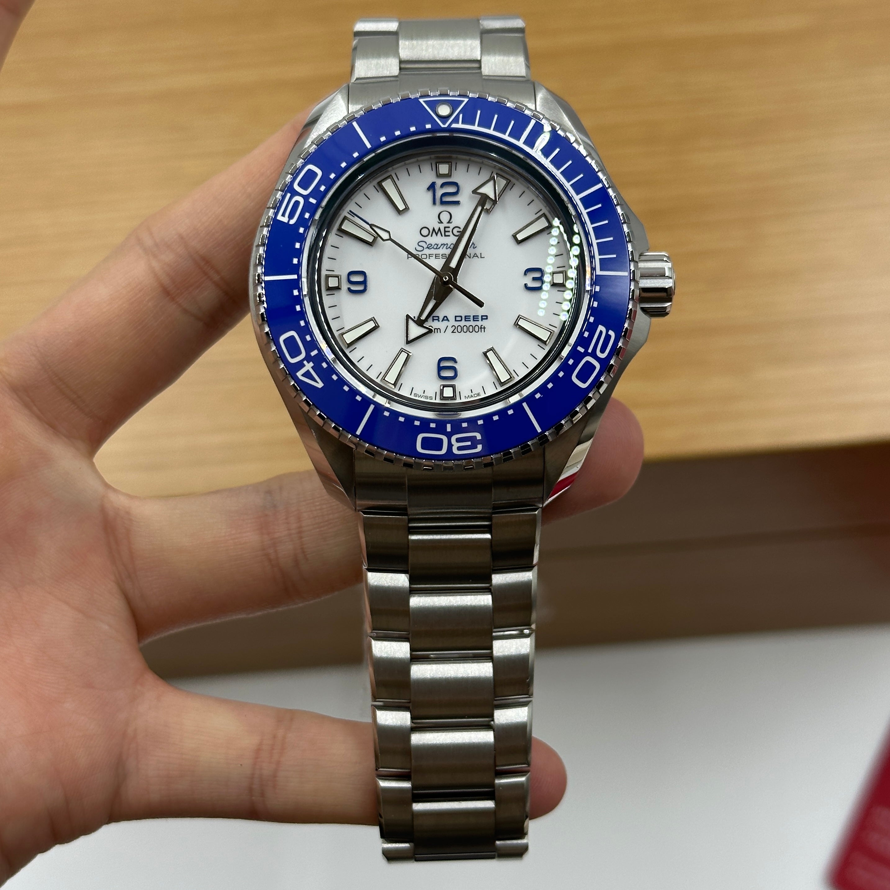 Omega  Seamaster Planet Ocean 6000M €10.200 215.30.46.21.04.001 2026