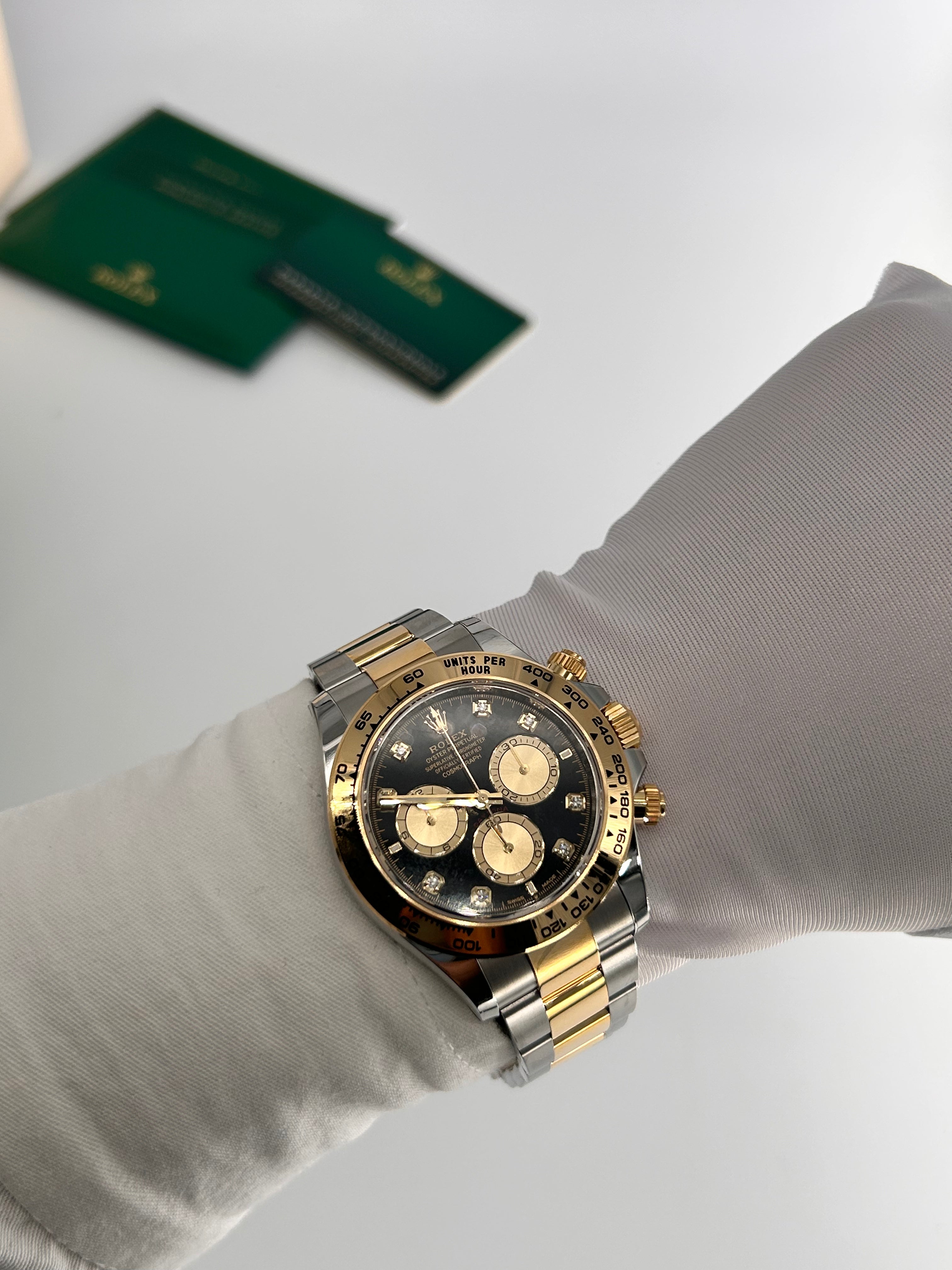 Rolex Cosmograph Daytona 126503 Leuchtend schwarz und golden mit Diamanten besetzt