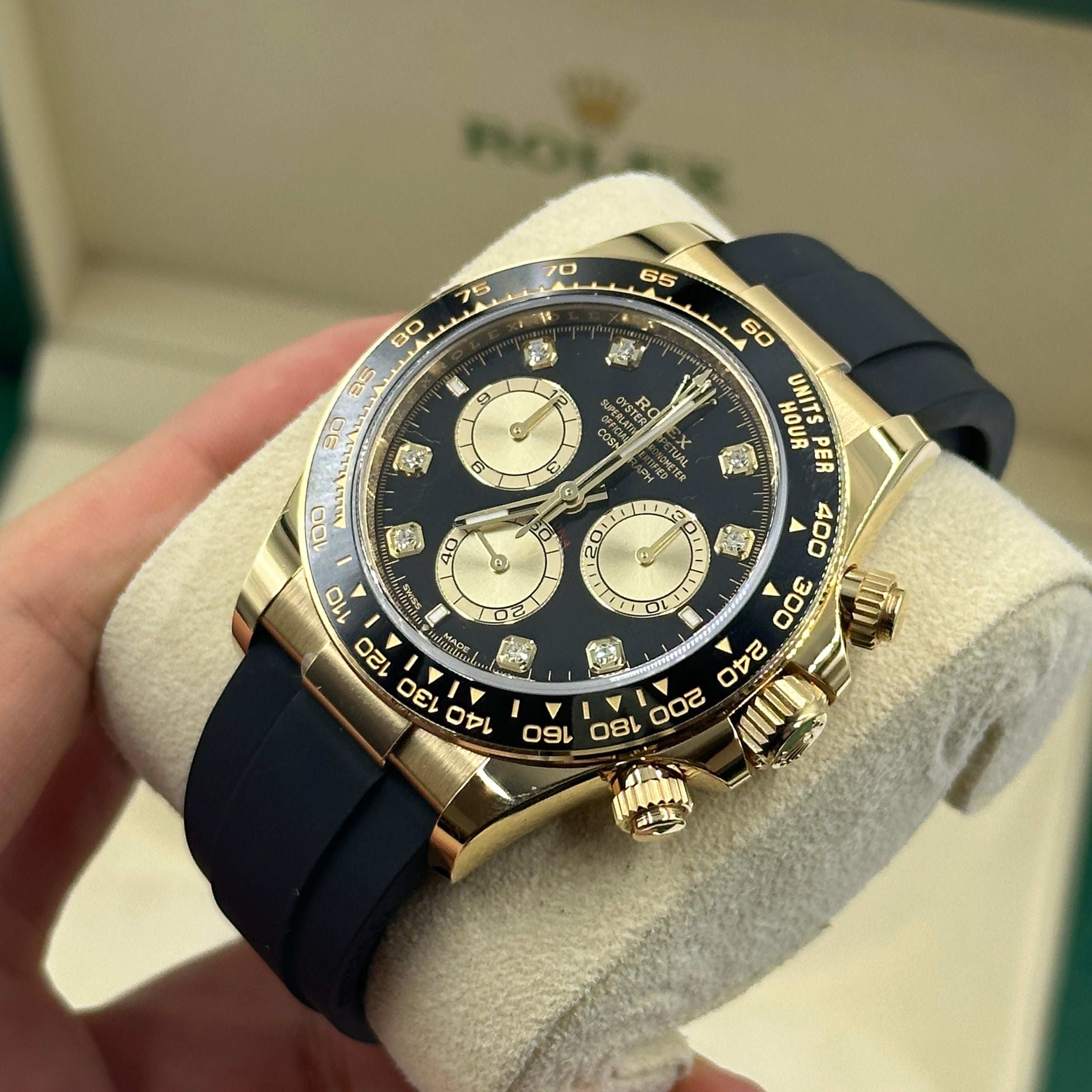 Rolex Cosmograph Daytona 126518 Leuchtend schwarz und golden mit Diamanten besetzt