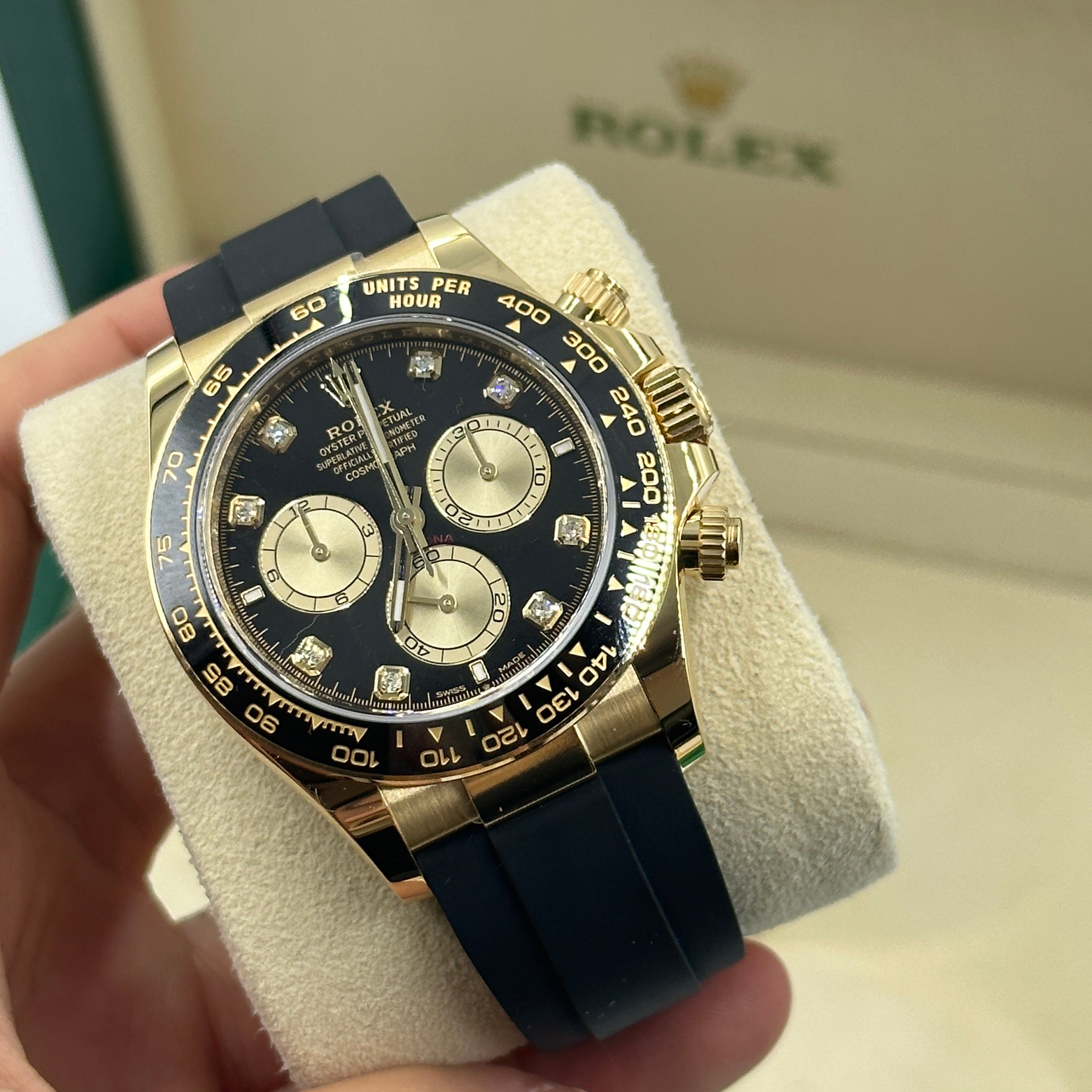 Rolex Cosmograph Daytona 126518 Leuchtend schwarz und golden mit Diamanten besetzt