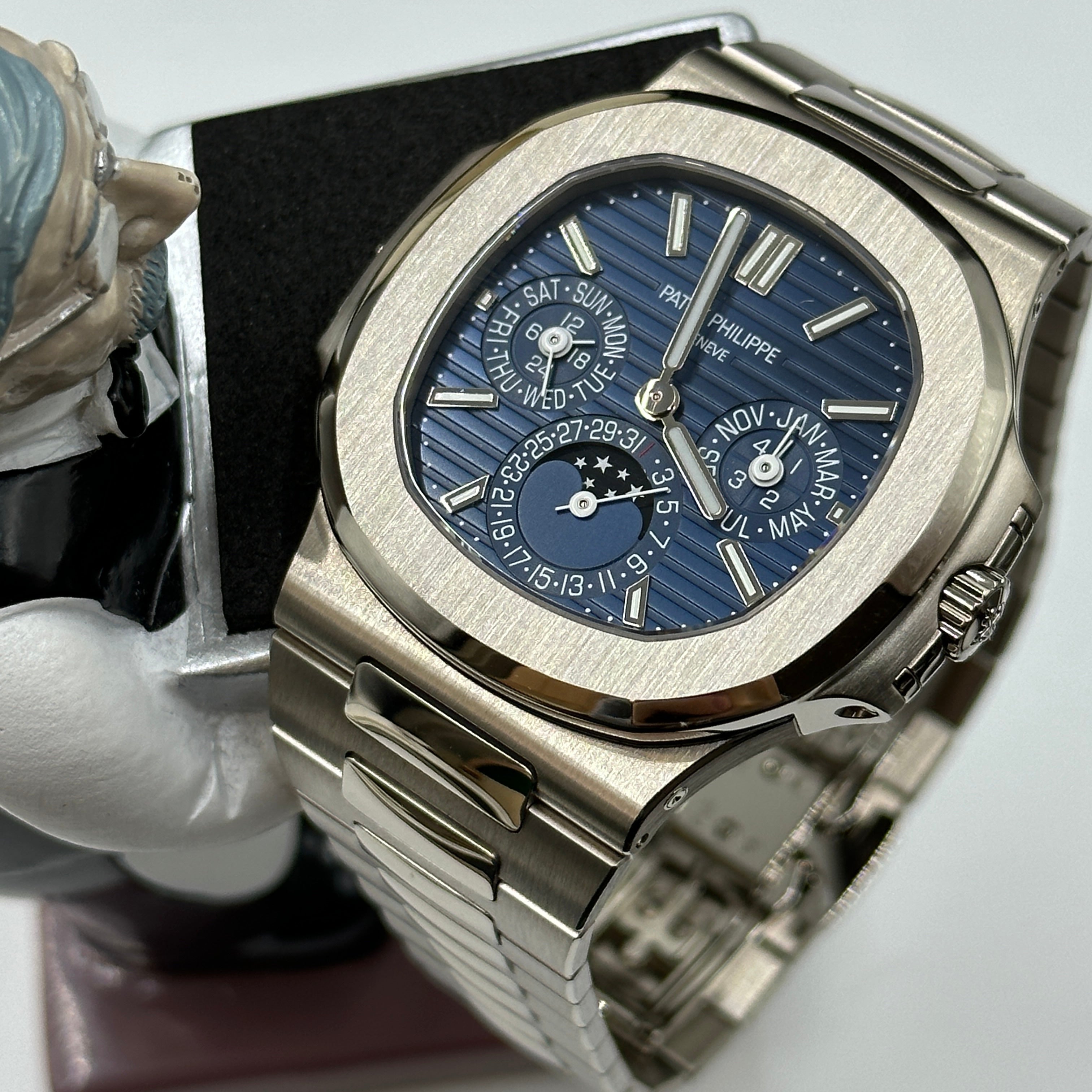 Patek Philippe 5740/1G-001 Nautilus Perpetual Calendar 5740 White Gold / Blue