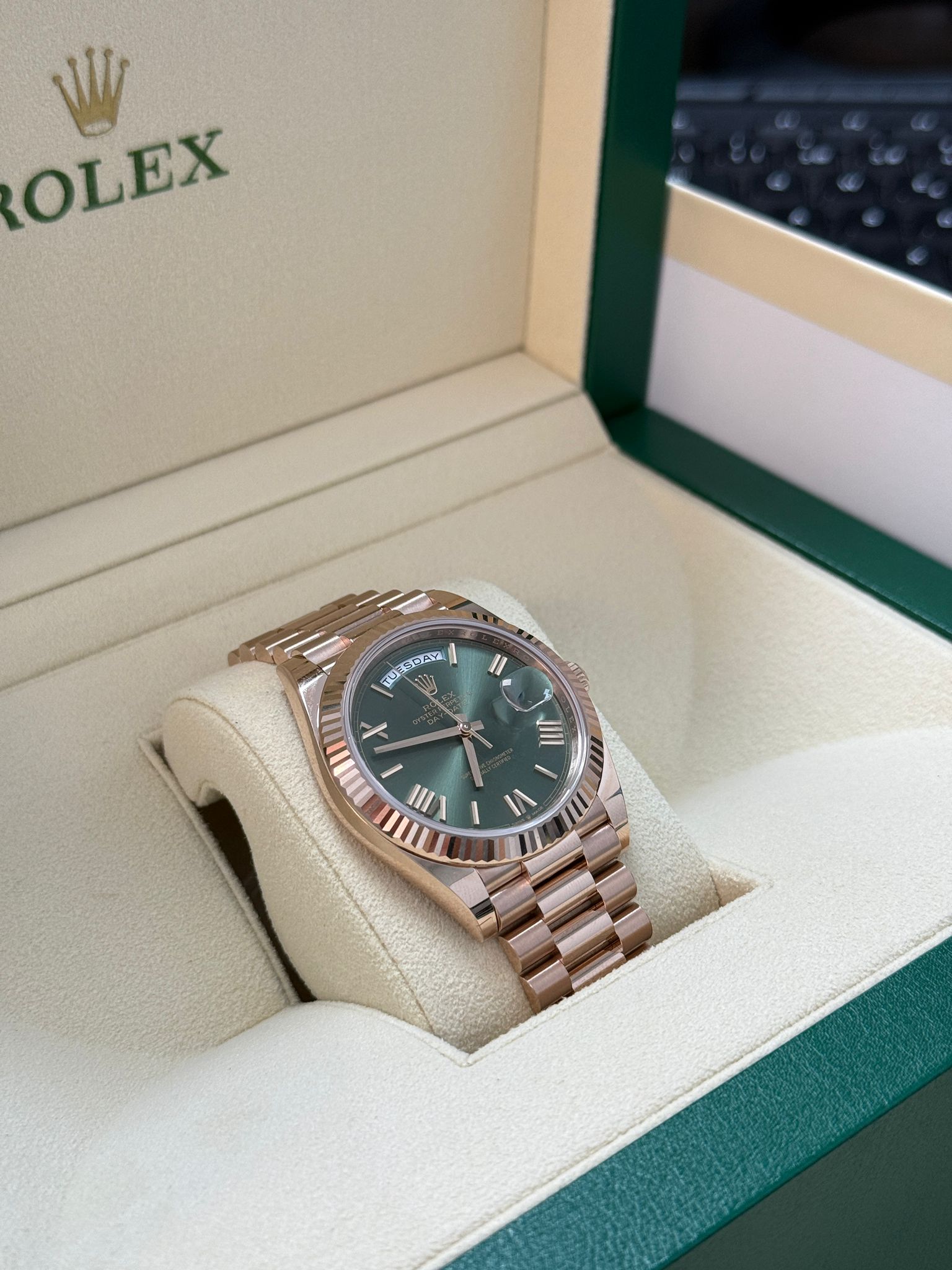 Rolex Day-Date 40 228235 Green Roman Oyster