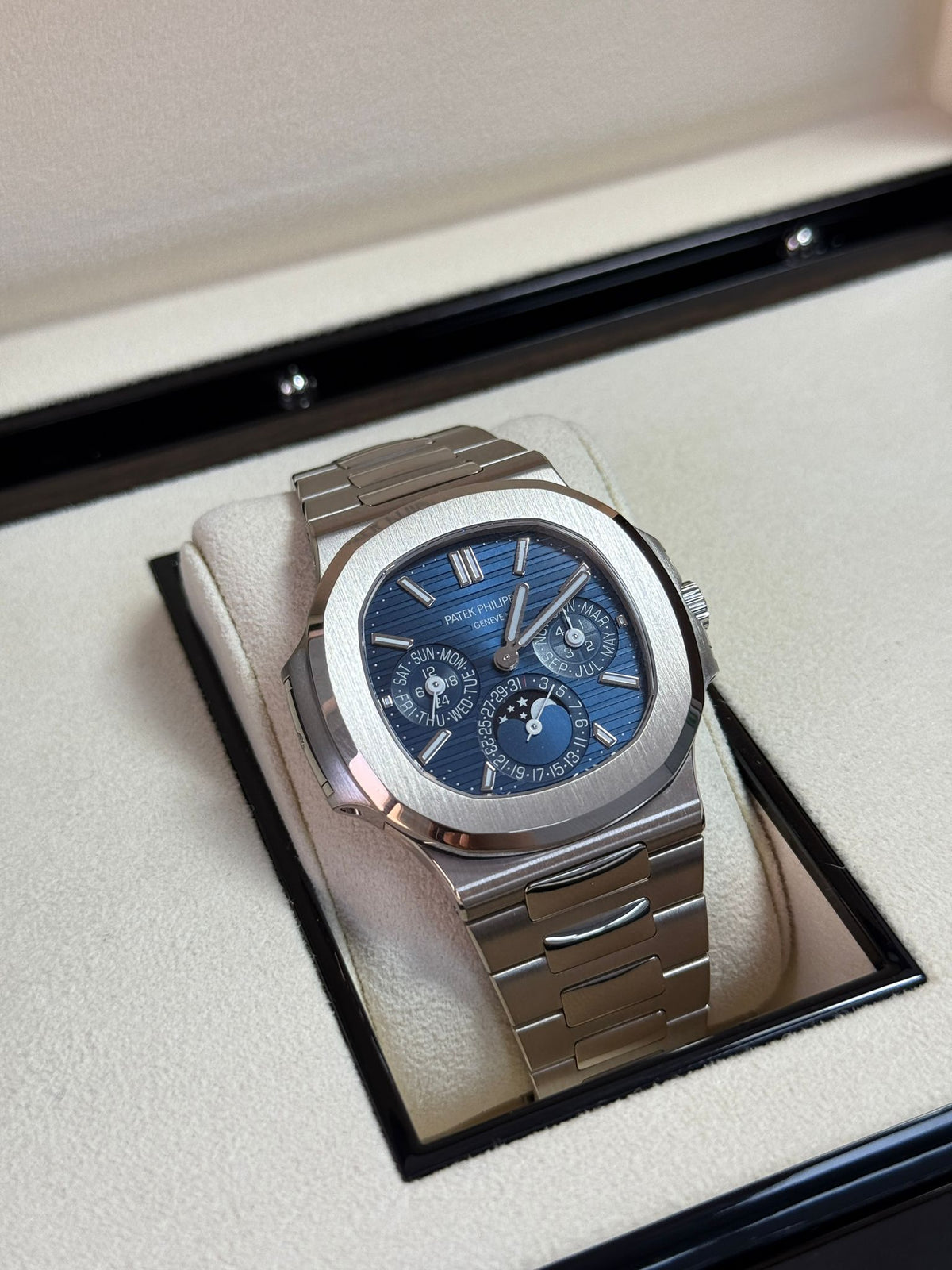 Patek Philippe 5740/1G-001 Nautilus Perpetual Calendar 5740 White Gold / Blue 2026