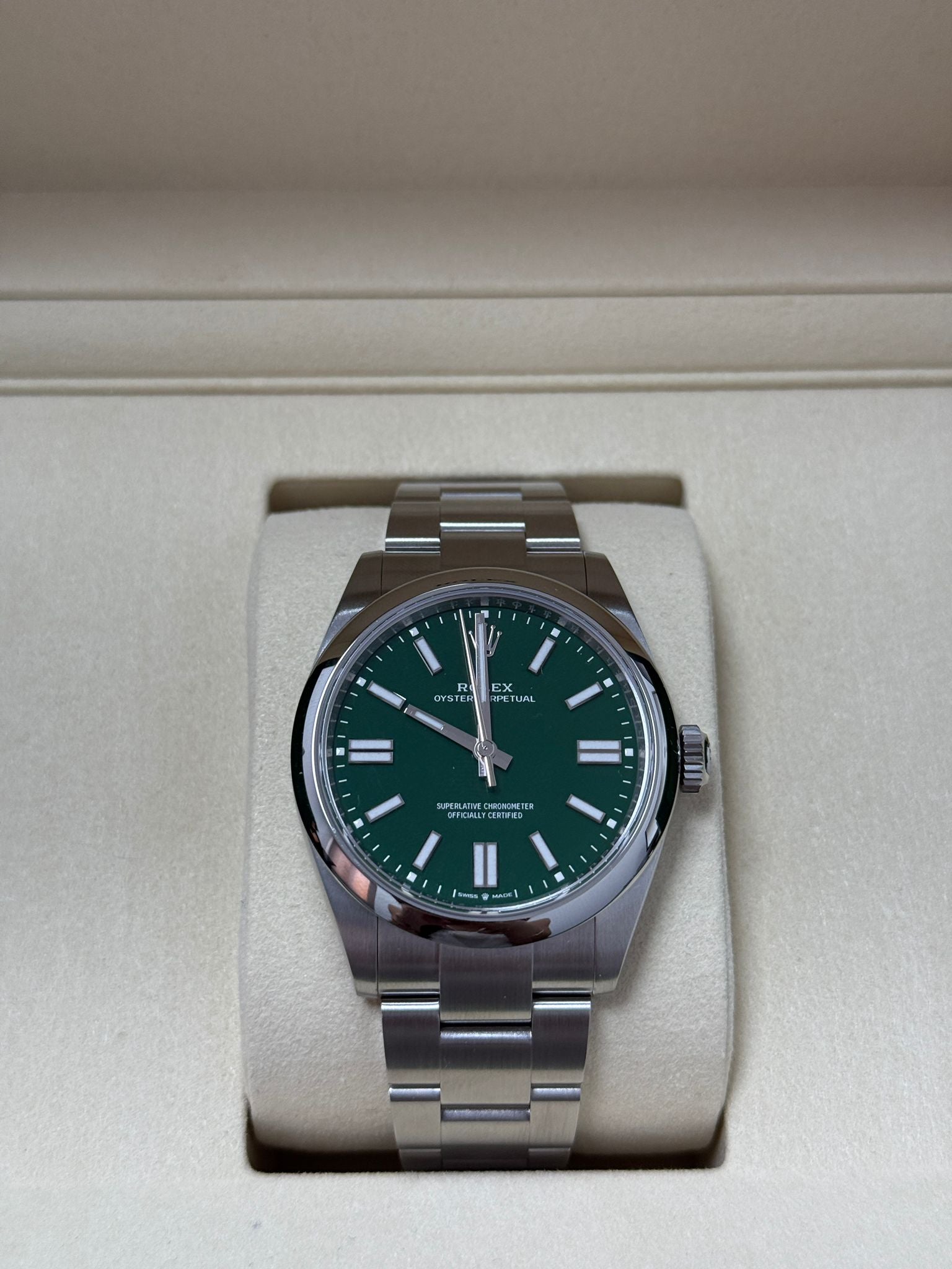 Rolex Oyster Perpetual 134300 GREEN 2025