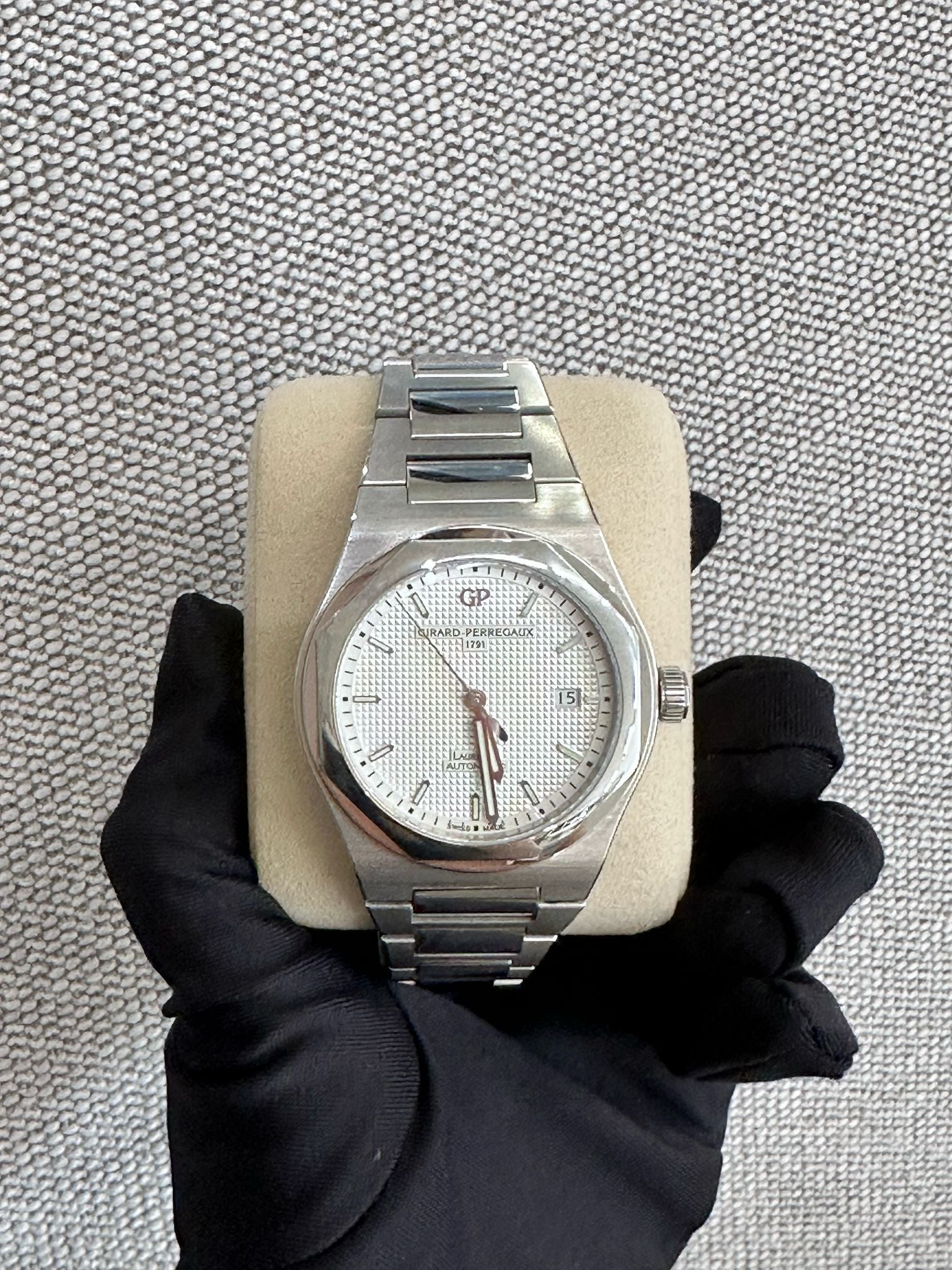 Girard Perregaux Laureato 41mm 81000-11-131-11A 2022