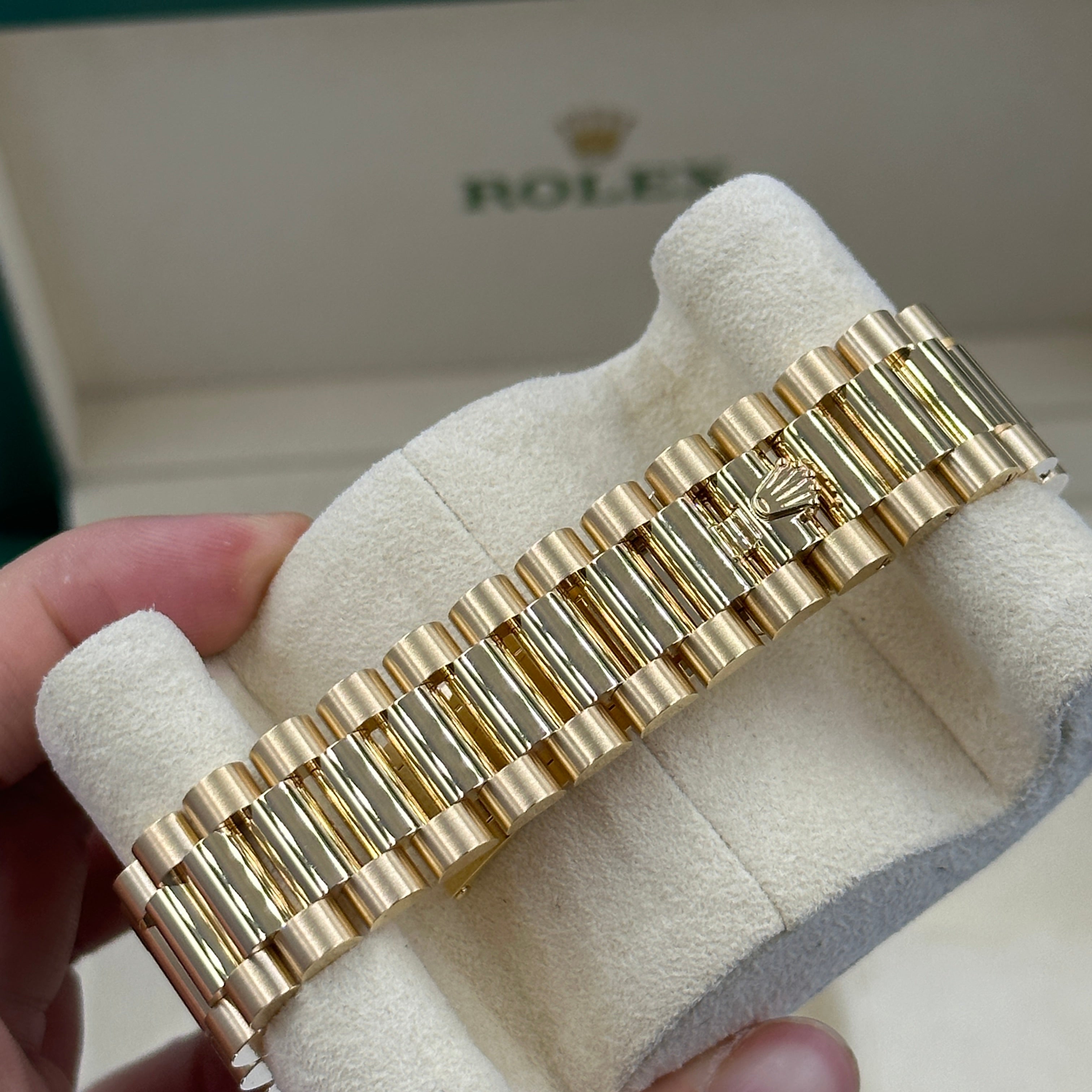 ROLEX Day-Date 36 128238 GREEN ROMAN OMBRE 2025